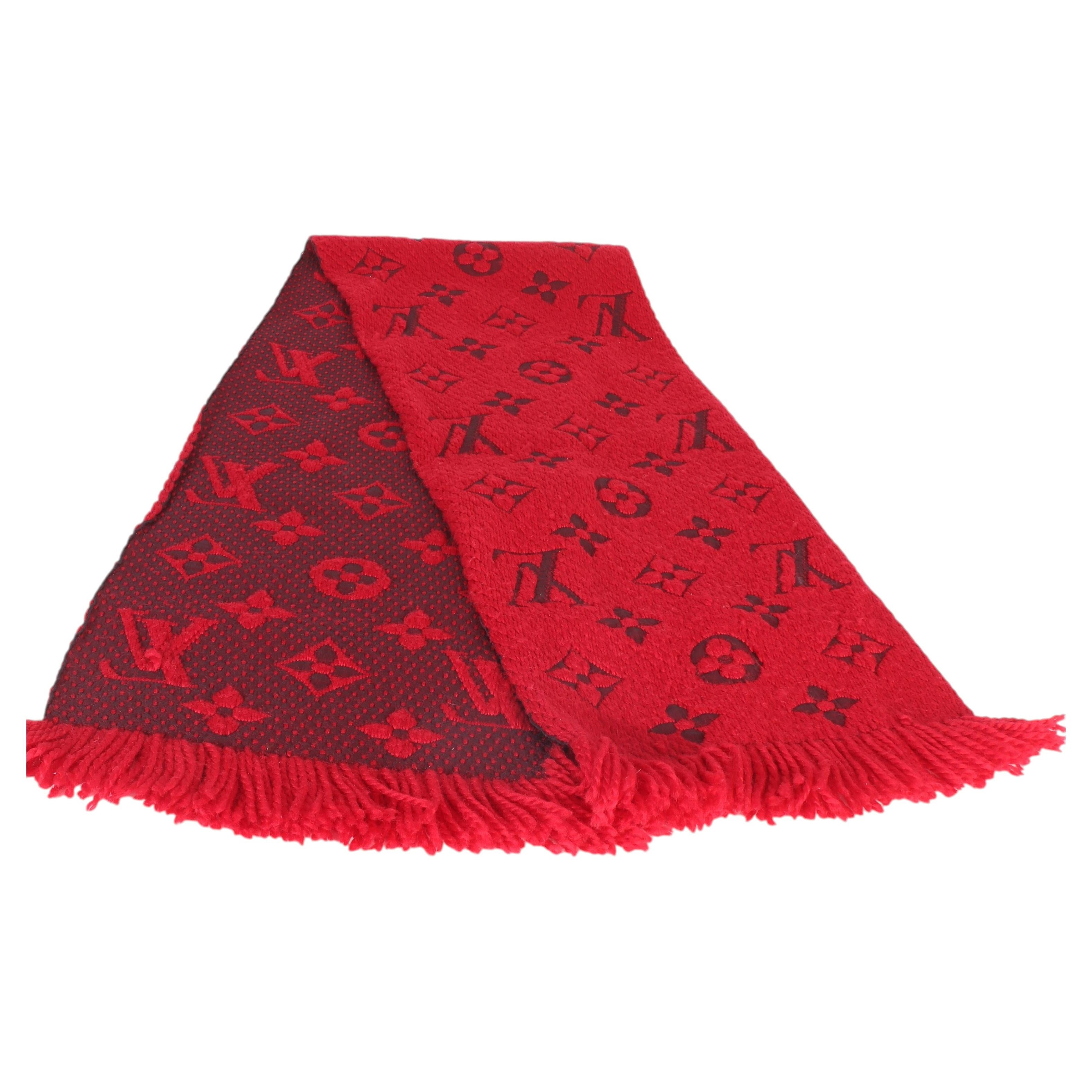 Écharpe à franges en laine Monogram rouge Louis Vuitton Logomania en vente