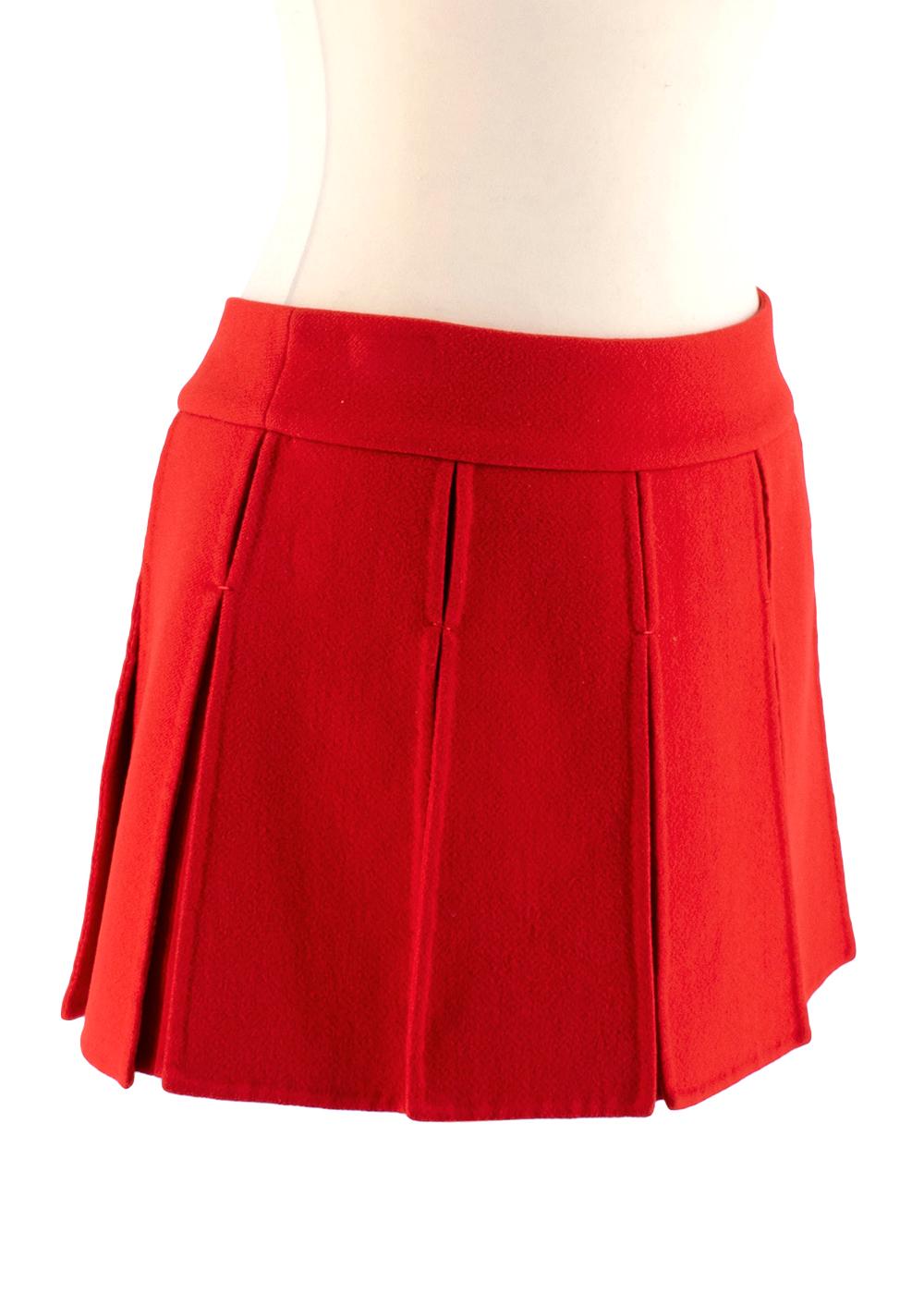 Louis Vuitton Red Paneled Cashmere Mini Skirt 

-Luxurious soft cashmere texture 
-Rich red hue 
-Paneled outer layer  for movement 
-Completely lined 
-Branded Invisible zip to the side 

Materials:
100% cashmere

Dry clean only 

Made in Italy 