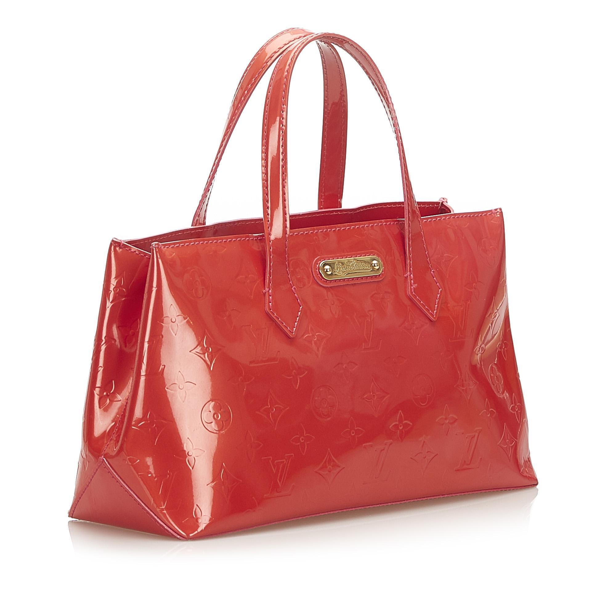 Louis Vuitton rouge Wilshire
Très bon état. Présente quelques légers signes d'utilisation et d'usure, mais rien de visible.
Un fermoir métallique et une poche zippée à l'intérieur.
Sac rouge en cuir verni Louis Vuitton, doublure en coton rose et