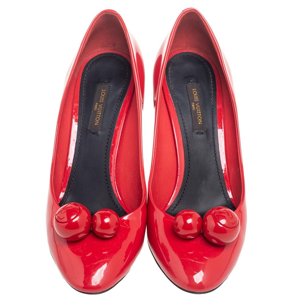 Louis Vuitton Red Patent Leather Betty Pumps Size 37 In Good Condition In Dubai, Al Qouz 2
