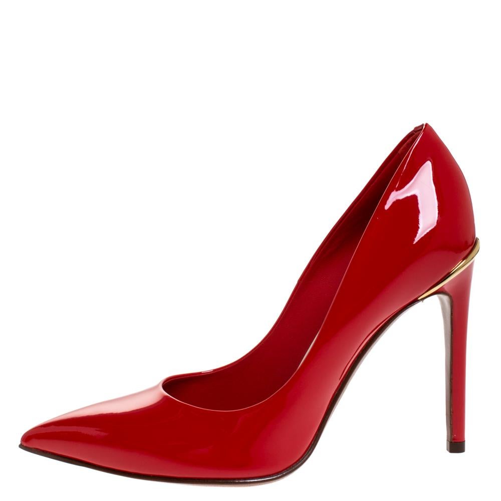 Look smart and stylish in this pair of Eyeline pumps, designed from patent leather. Unleash the smart look with this pair of shoes designed by Louis Vuitton. The pair is styled with 10.5 cm high heels and pointed toes. Ideal for formal events, this