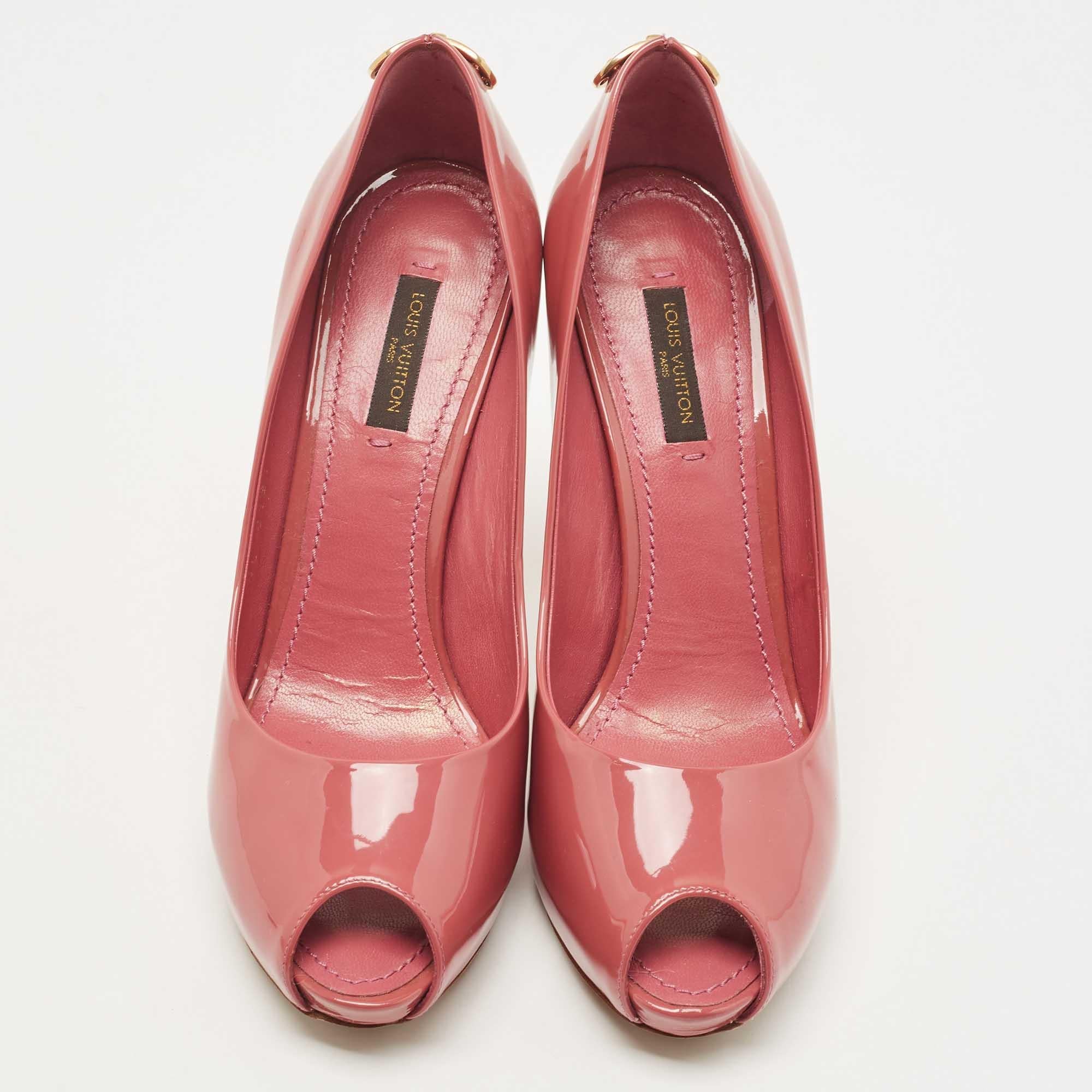 Affichez un style élégant avec cette paire d'escarpins. Ces chaussures Louis Vuitton pour femme sont fabriquées à partir de matériaux de qualité. Ils sont posés sur des semelles durables et des talons élégants.

