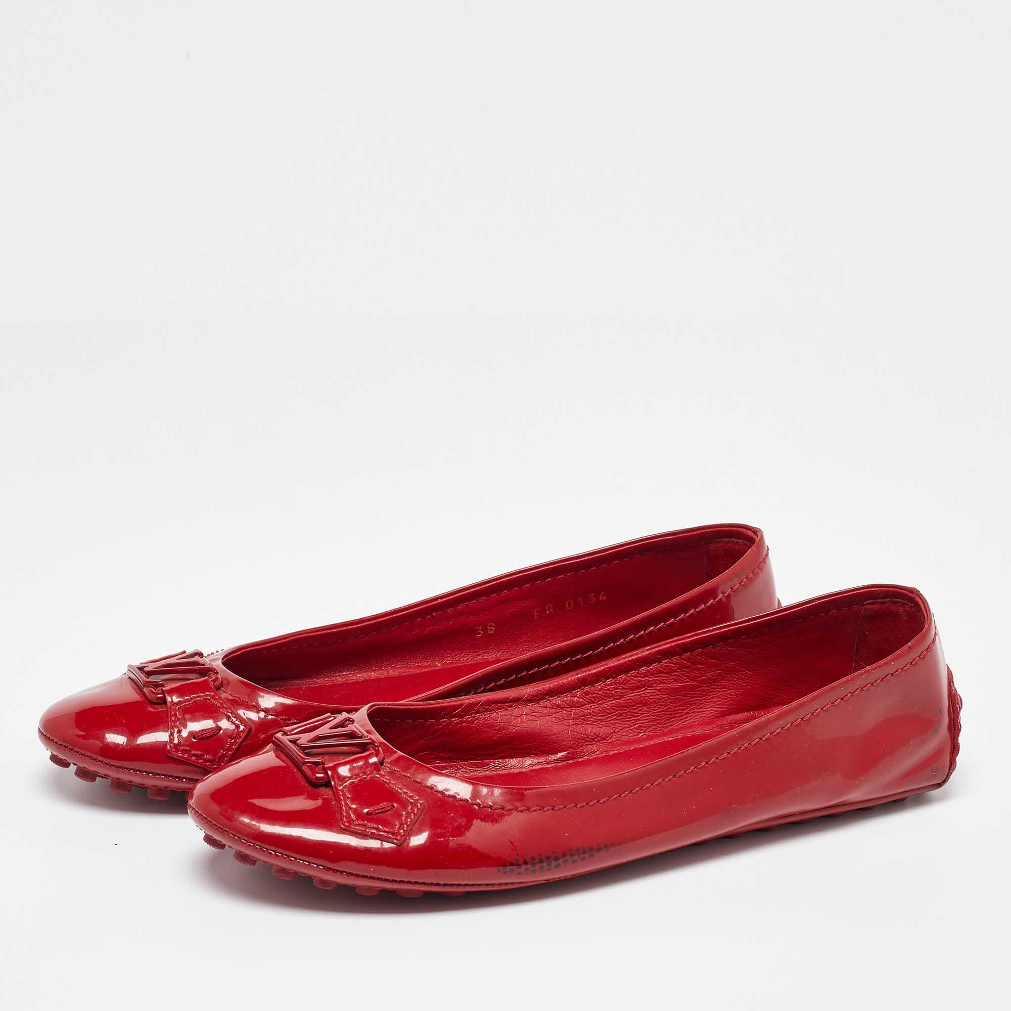 Complete your look by adding these designer ballet flats to your collection of everyday footwear. They are crafted skilfully to grant the perfect fit and style.