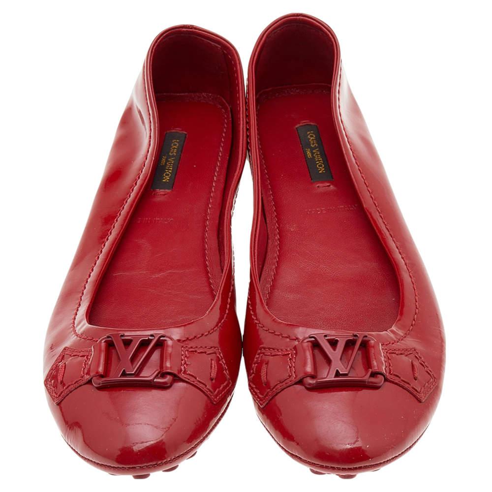 How cute are these Oxford ballet flats from the House of Louis Vuitton! They are made from red patent leather, with a matching red-toned logo motif elevating their appearance. They showcase a slip-on feature and rounded toes. These LV ballet flats