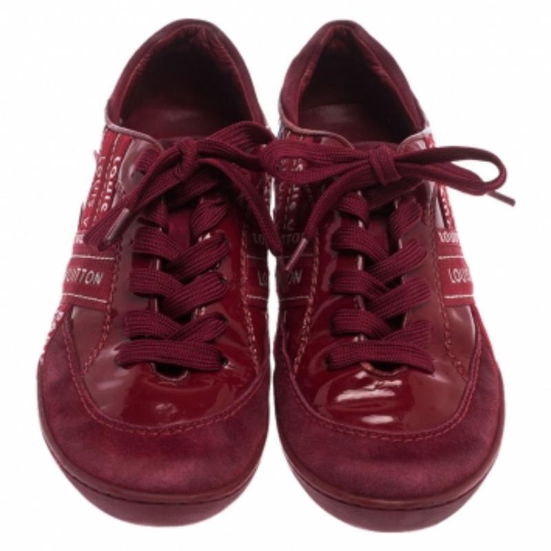 Queste sneakers rosse di Louis Vuitton sono un ottimo modo per iniziare il weekend. Sono state sapientemente realizzate in un mix di pelle verniciata, camoscio e tessuto e progettate con lacci e dettagli del logo sui lati.
