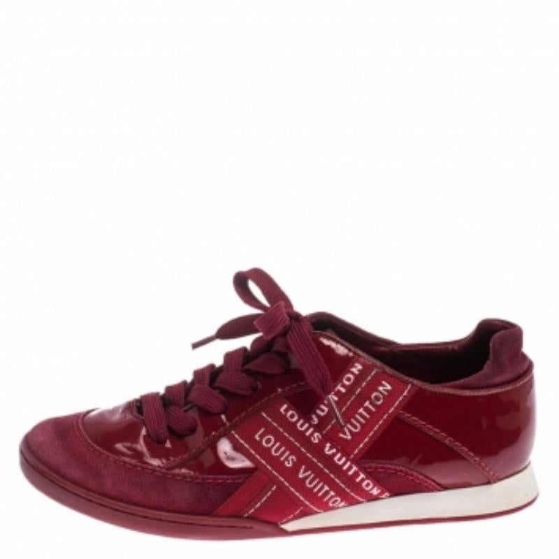 Louis Vuitton - Scarpe da ginnastica con logo in pelle, camoscio e tessuto di colore rosso, misura 37 In condizioni discrete in vendita a Dubai, Al Qouz 2