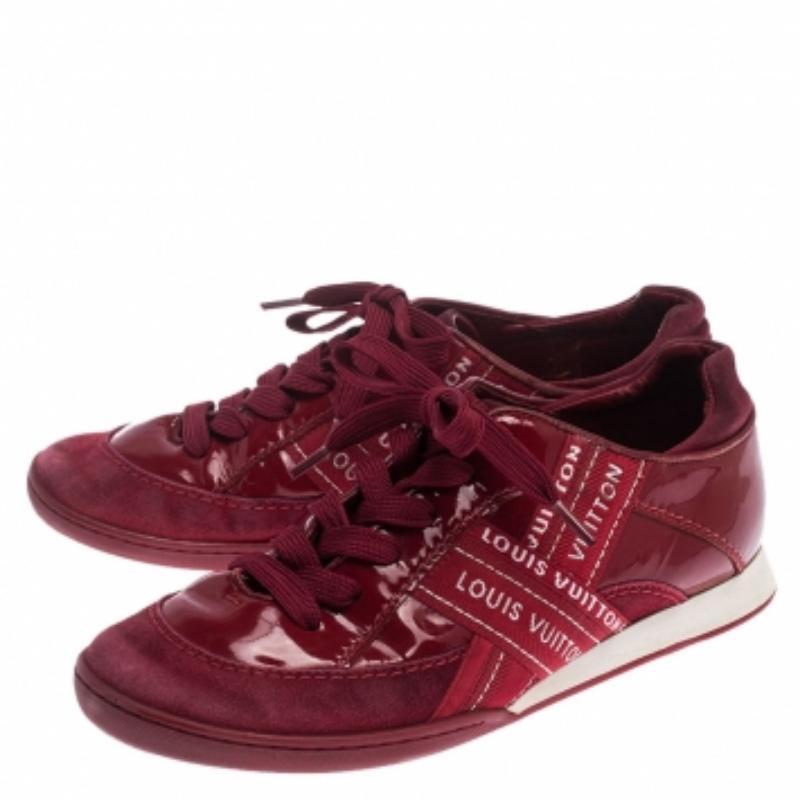 Louis Vuitton - Scarpe da ginnastica con logo in pelle, camoscio e tessuto di colore rosso, misura 37 in vendita 2