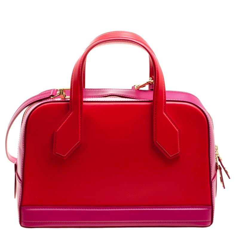 From Louis Vuitton's Fall/Winter 2014 runway comes this gorgeous Dora PM bag to make all your handbag dreams come true! This piece comes crafted from leather and designed beautifully with red and pink shades. This fabulous bag also brings a spacious