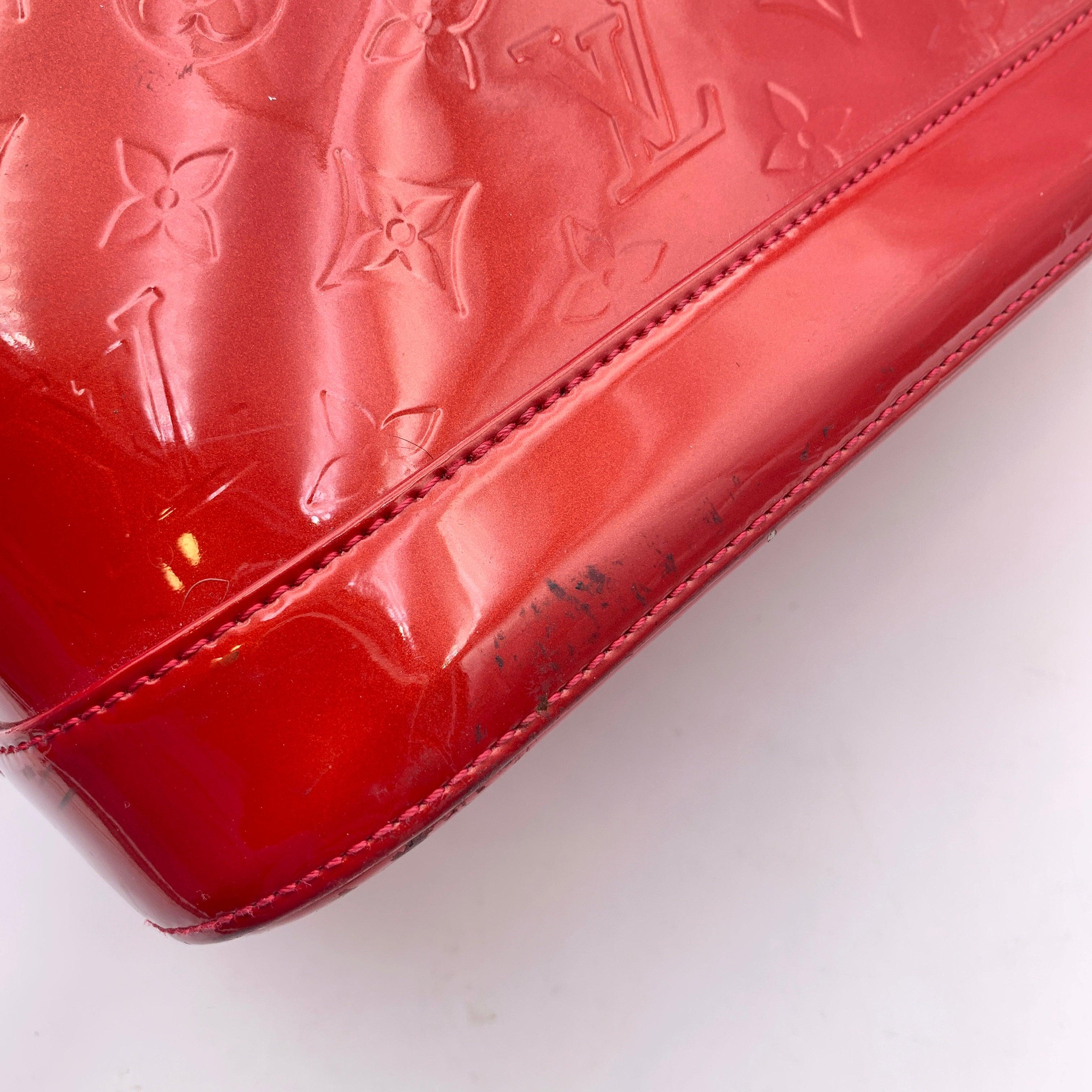 Sac Louis Vuitton rouge Pomme D'Amour Monogramme Vernis Alma GM en vente 2