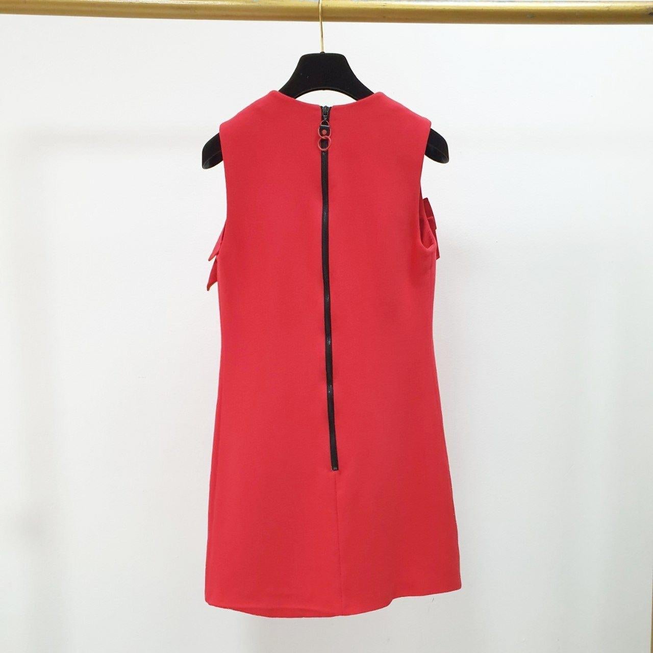 100% authentisches Louis Vuitton ärmelloses Minikleid in Rot (Viskose 76%) und Seide (24%) mit Rüschendetail im Brustbereich. Wird mit einem schwarzen Reißverschluss auf der Rückseite geöffnet und ist mit Seide (100%) gefüttert. Wurde getragen und