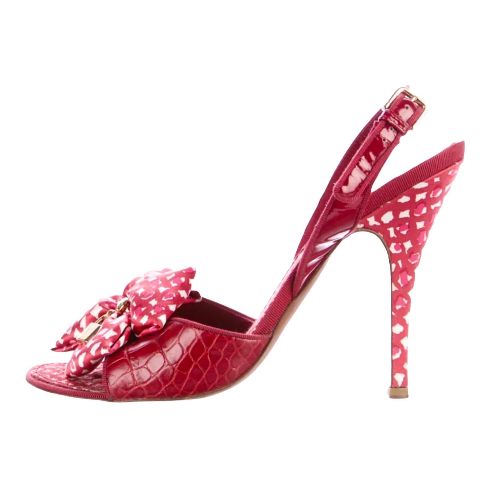 Un pezzo firmato LOUIS VUITTON e un classico senza tempo che ti durerà per anni.
Bellissimo sandalo peep toe 
Dettaglio fiocco in raso stampato
Serratura decorativa con logo LV
Slingback
Tacco sottile
Così versatile ed elegante
Taglia 39
Prodotto in