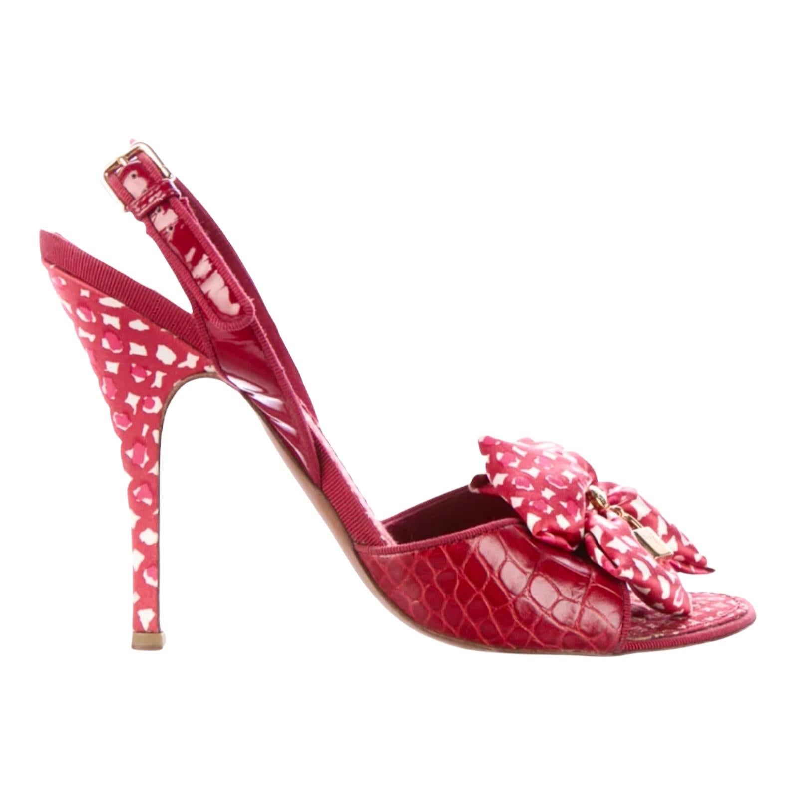 LOUIS VUITTON Rote exotische Peep Toe High Heel Sandalen mit Satinschleife und Schließe Damen im Angebot