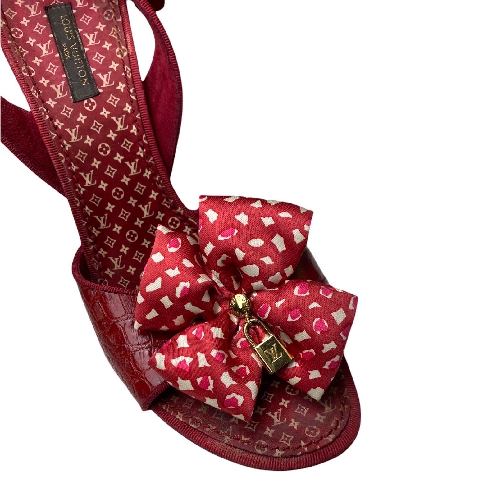 Louis Vuitton - Sandales à talons hauts à bout ouvert en satin rouge avec nœud exotique et plaque de verrouillage Bon état - En vente à Switzerland, CH