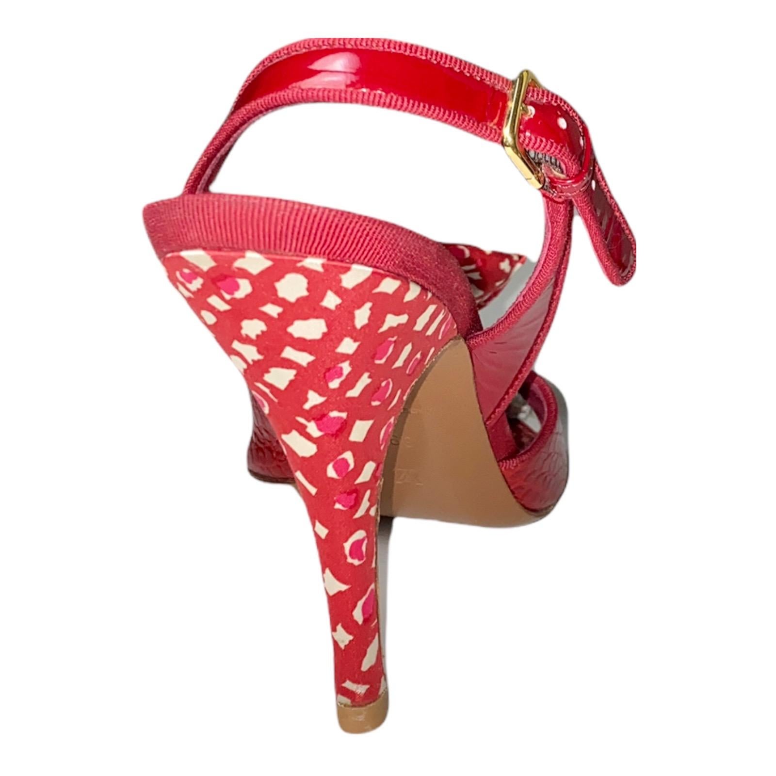 LOUIS VUITTON Rote exotische Peep Toe High Heel Sandalen mit Satinschleife und Schließe im Angebot 2