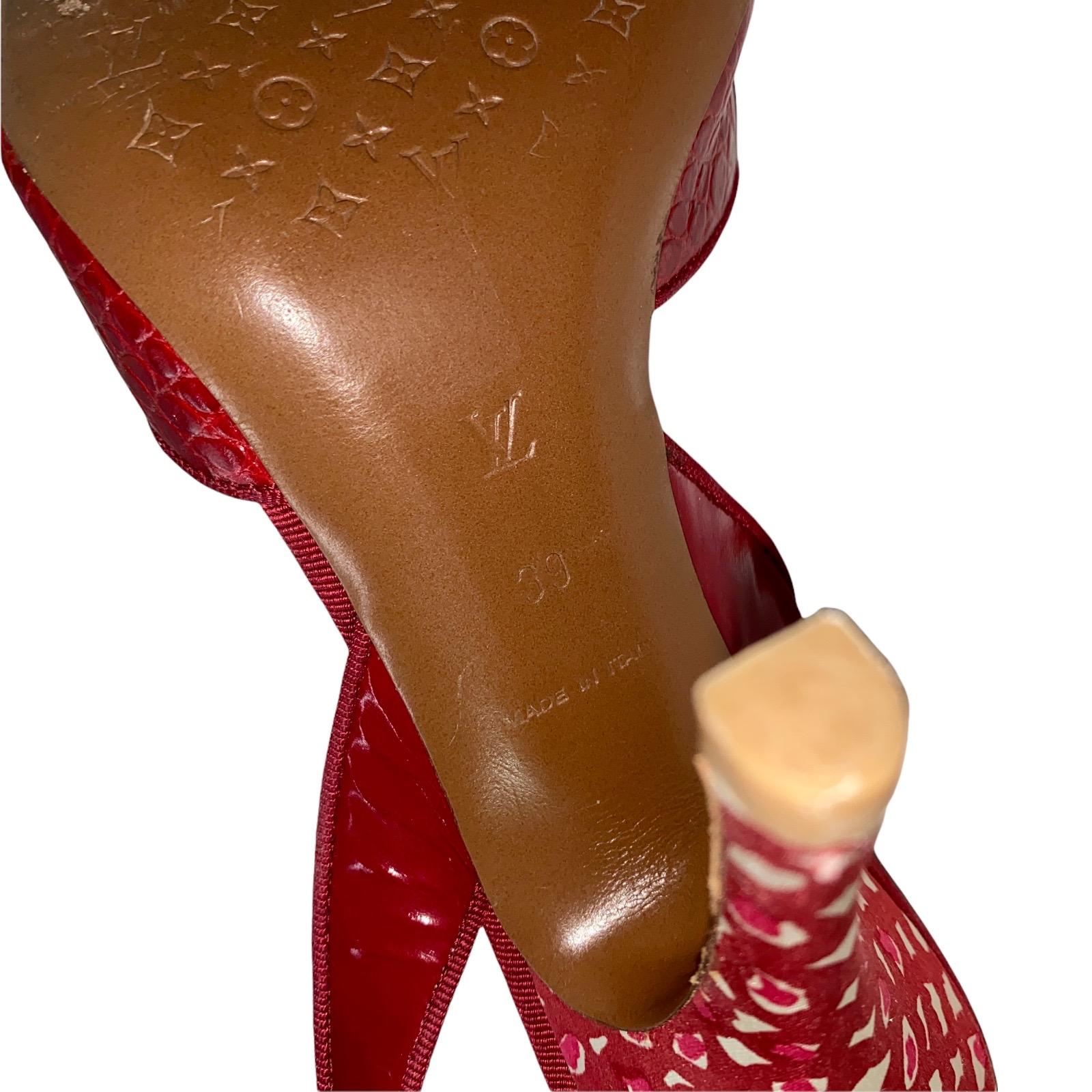 LOUIS VUITTON Rote exotische Peep Toe High Heel Sandalen mit Satinschleife und Schließe im Angebot 3