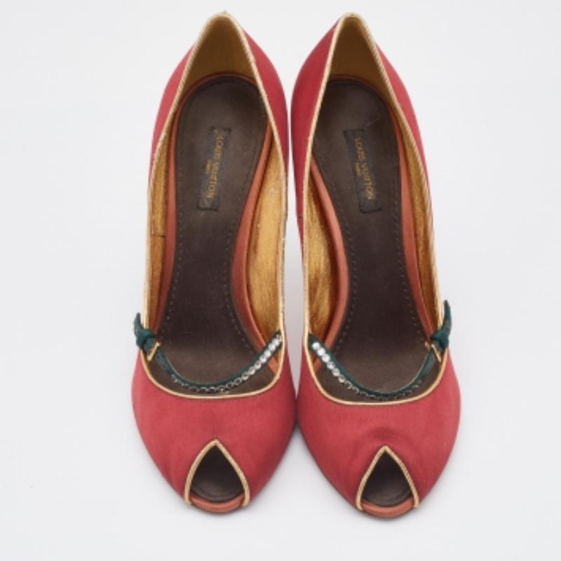 These pumps are a great choice if you’re looking to add a pair that's both classy and versatile. The pair has been made using only the best kind of materials to ensure lasting wear.