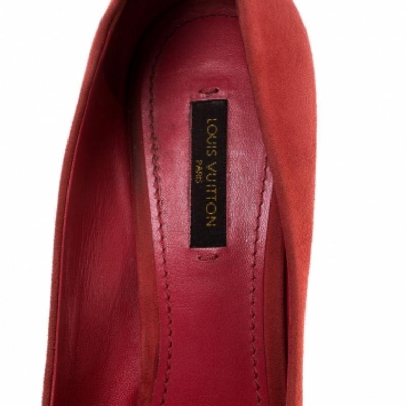 Louis Vuitton, camoscio rosso, Pumps con piattaforma Peep Toe Taglia 38 In condizioni buone in vendita a Dubai, Al Qouz 2