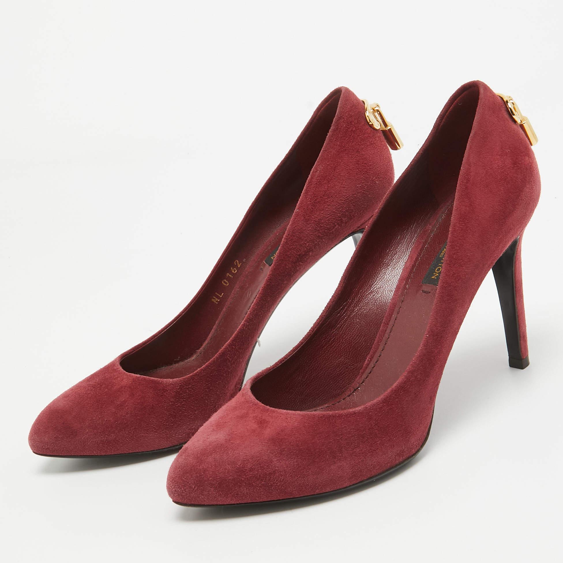Diese Pumps strahlen Femininität und Eleganz aus und zeichnen sich durch eine schicke Silhouette und ein attraktives Design aus. Sie können diese Pumps für einen stilvollen Look tragen.