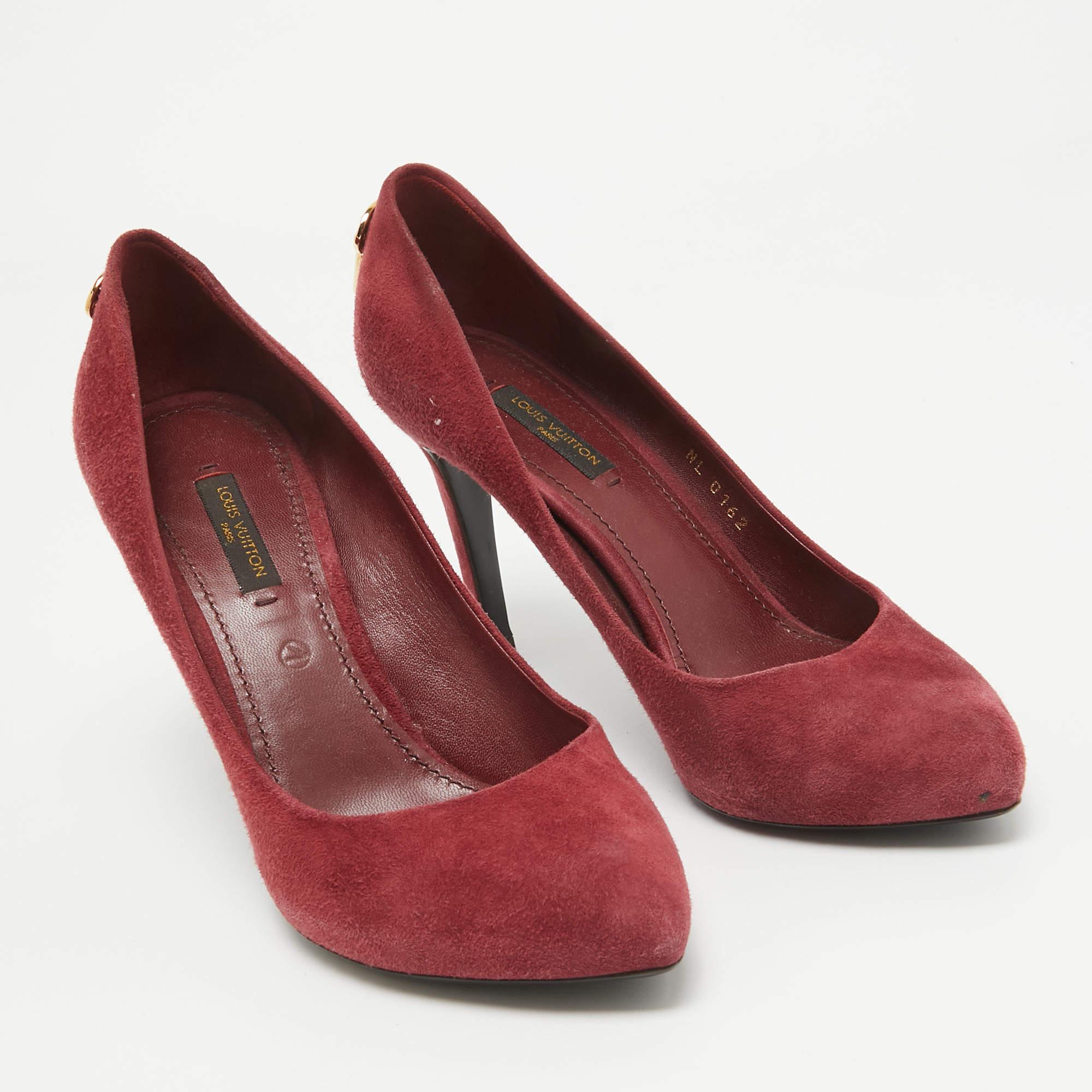 Louis Vuitton Rote Wildleder Lock It Pumps Größe 37 im Zustand „Gut“ in Dubai, Al Qouz 2