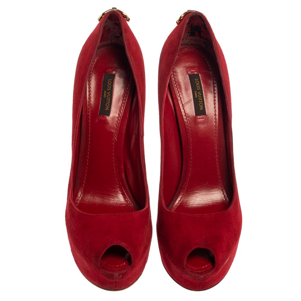 How splendid and glorious are these Oh Really! pumps from Louis Vuitton! Ravishing in red, they come crafted from suede and feature a peep-toe silhouette. They flaunt an artistic engraved gold-tone padlock detailing on the heel counters and come
