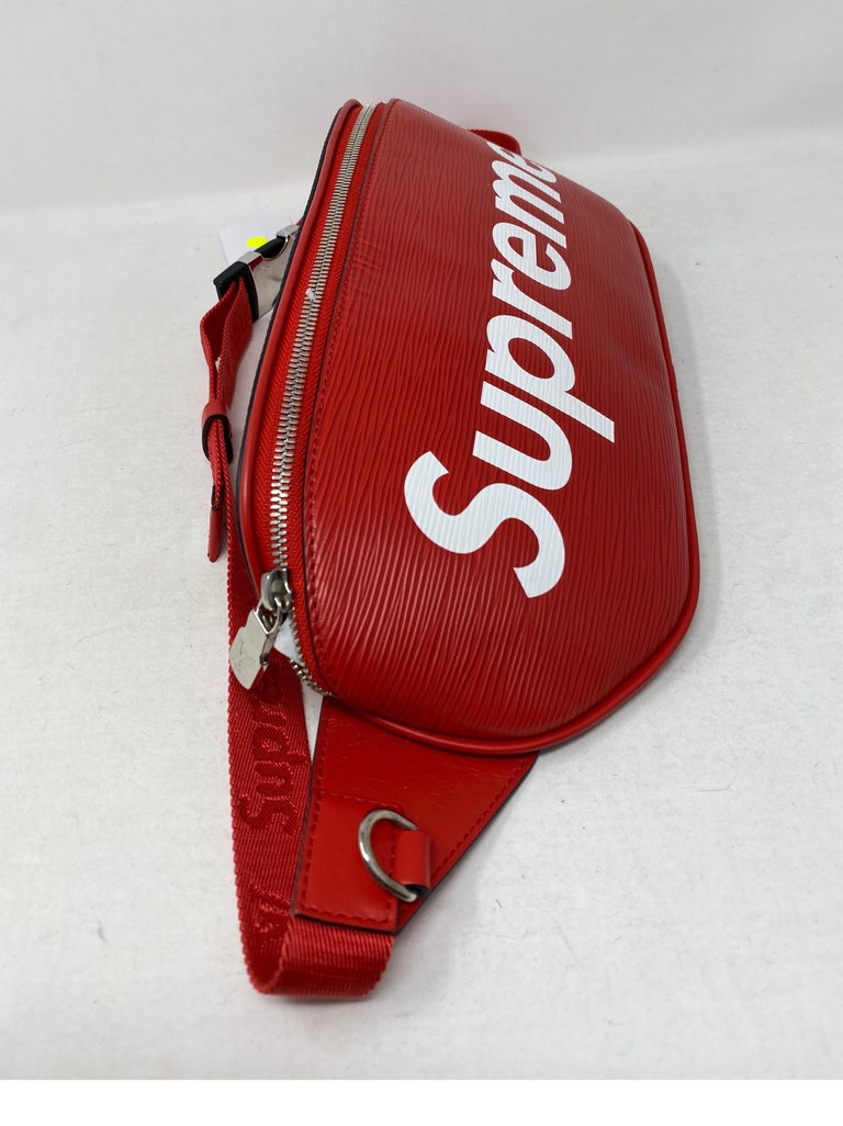 Louis Vuitton Red Supreme Bum Bag In Good Condition For Sale In Athens, GA
