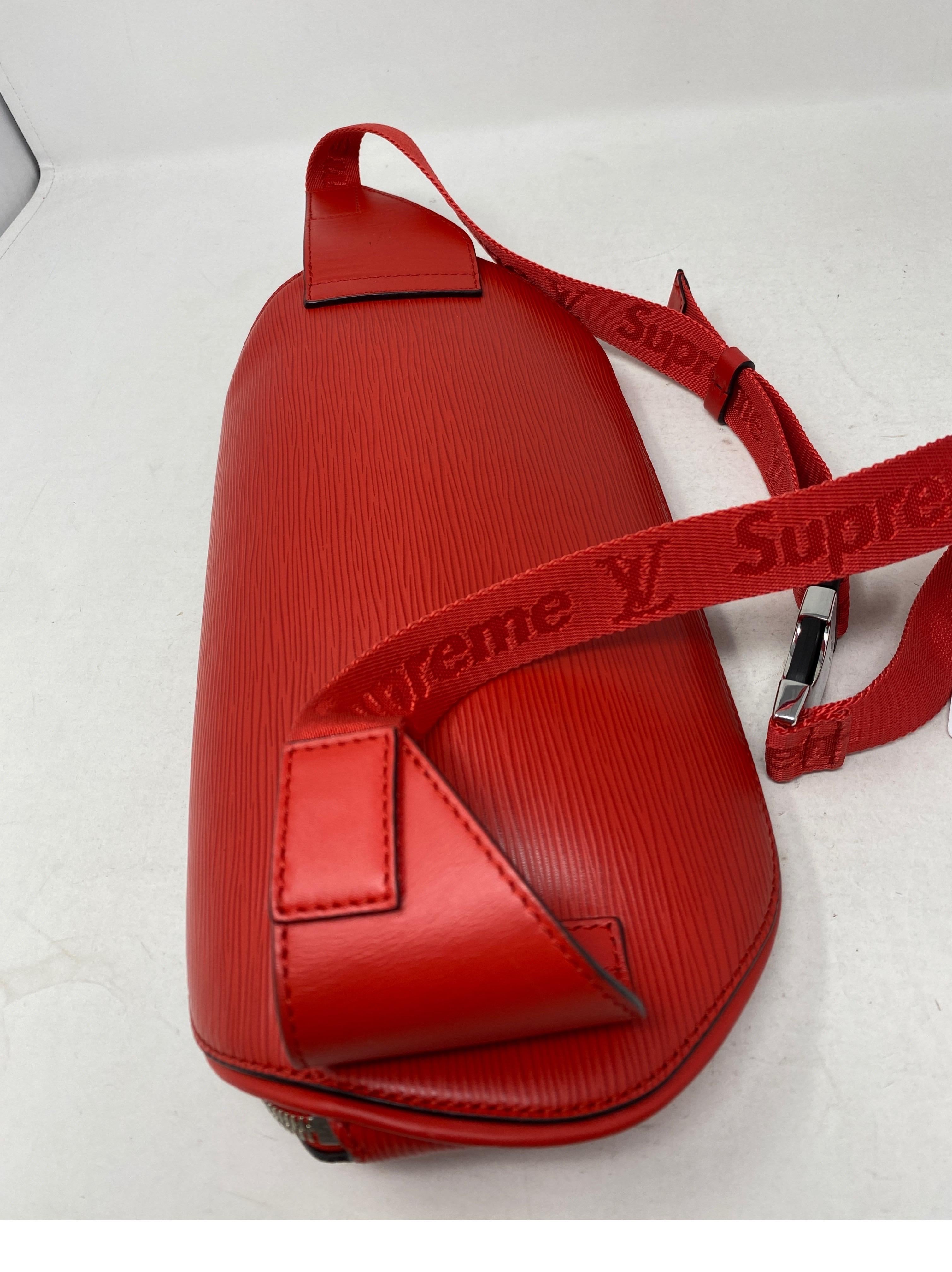 Rote Supreme Gürteltasche von Louis Vuitton im Zustand „Gut“ in Athens, GA