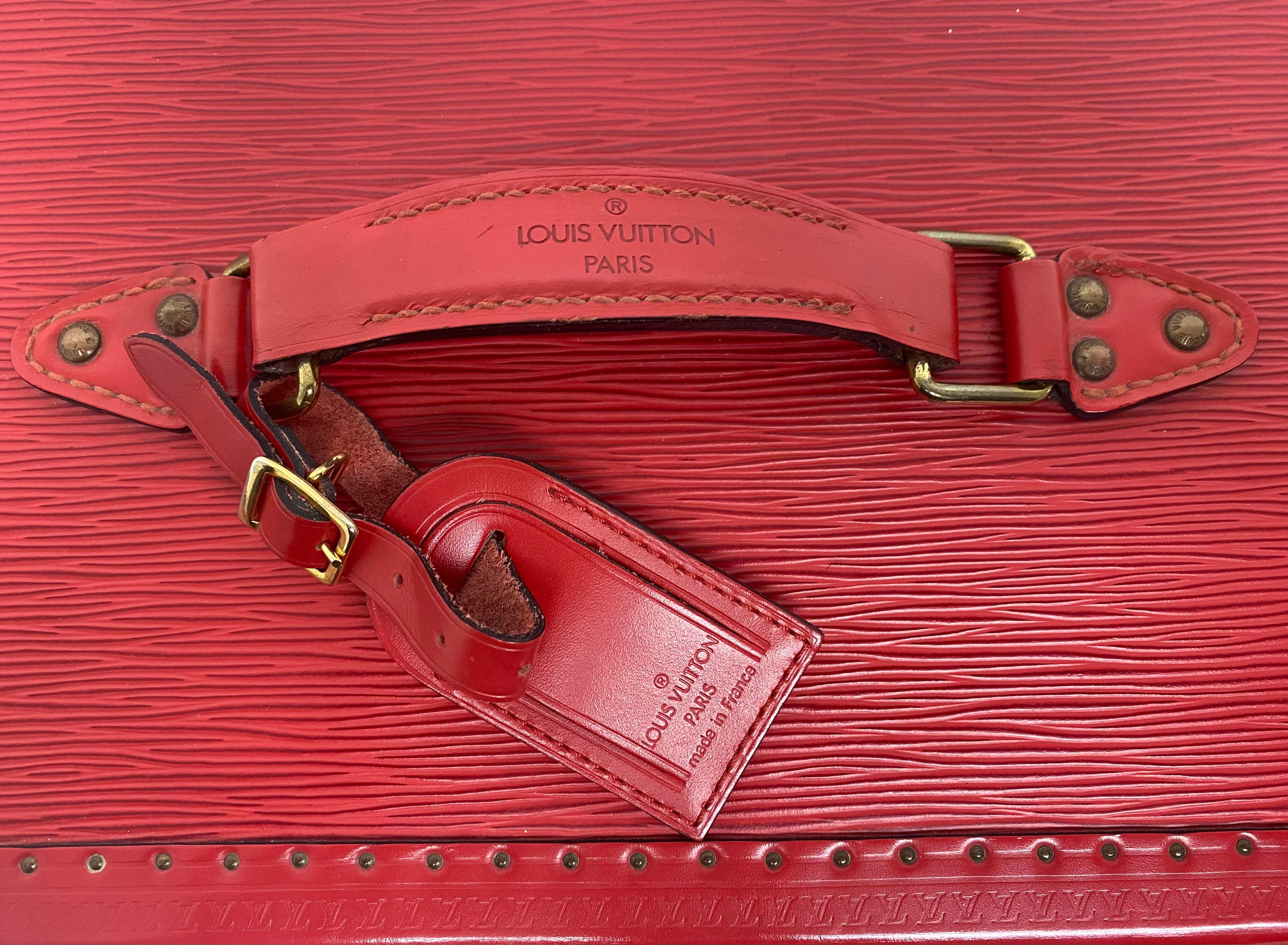 Louis Vuitton Boite à pharmacie red malle in Epi leather.
Leather borders, gilded metal hardware, key

dimensions: 25.5 x 36 x 21.5 

Very Good Conditions
marks of use, small stains, wears and marks on the angles, small wears on the handle,