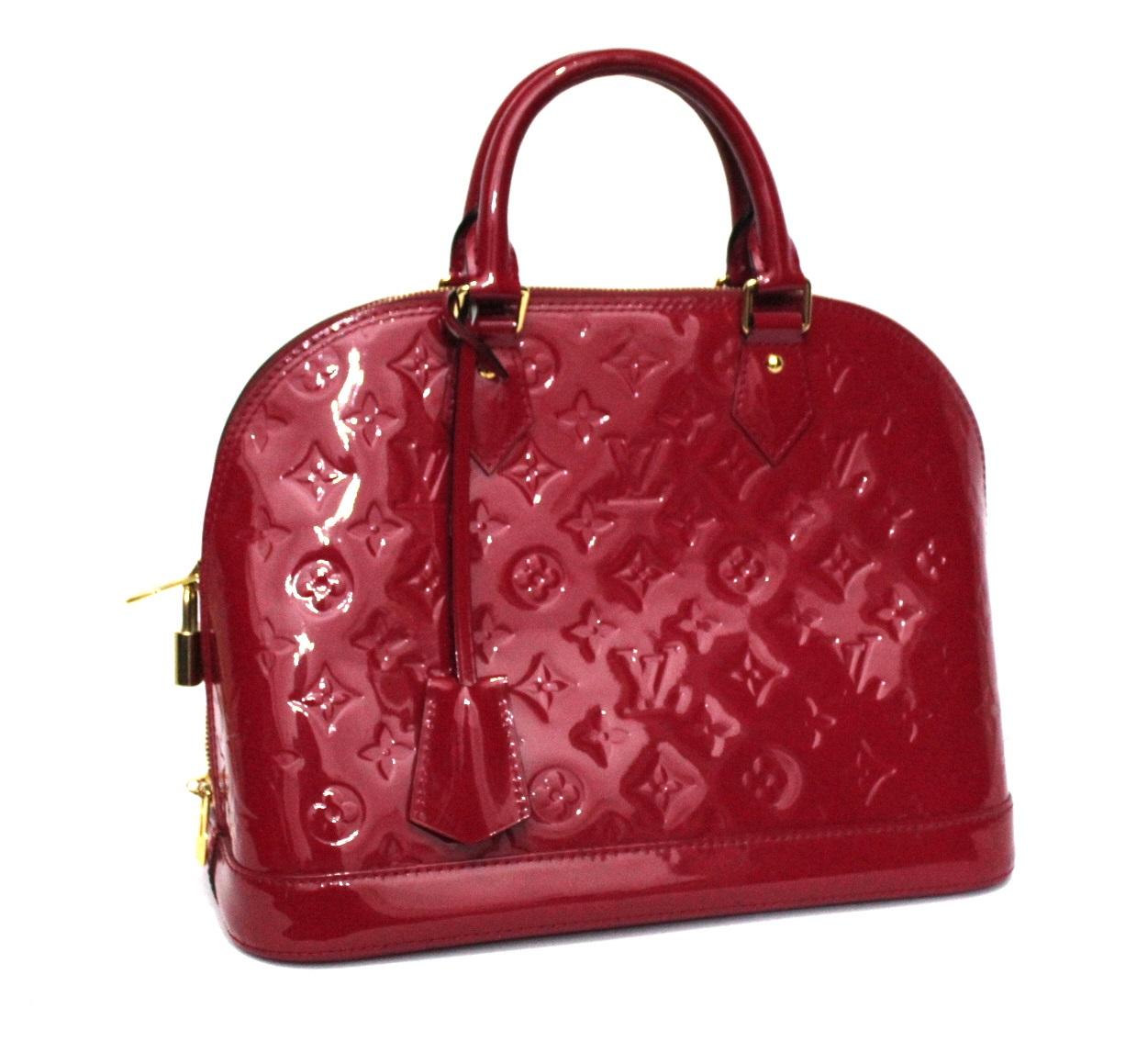 Louis Vuitton Alma model bag made of black cherry paint with golden hardware.
Equipped with double leather handle to wear it by hand.
Zip closure, internally large enough.
It seems in perfect conditions.