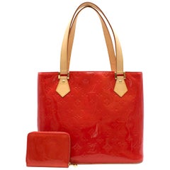 Louis Vuitton - Sac fourre-tout Houston en cuir Vernis rouge et porte-monnaie	