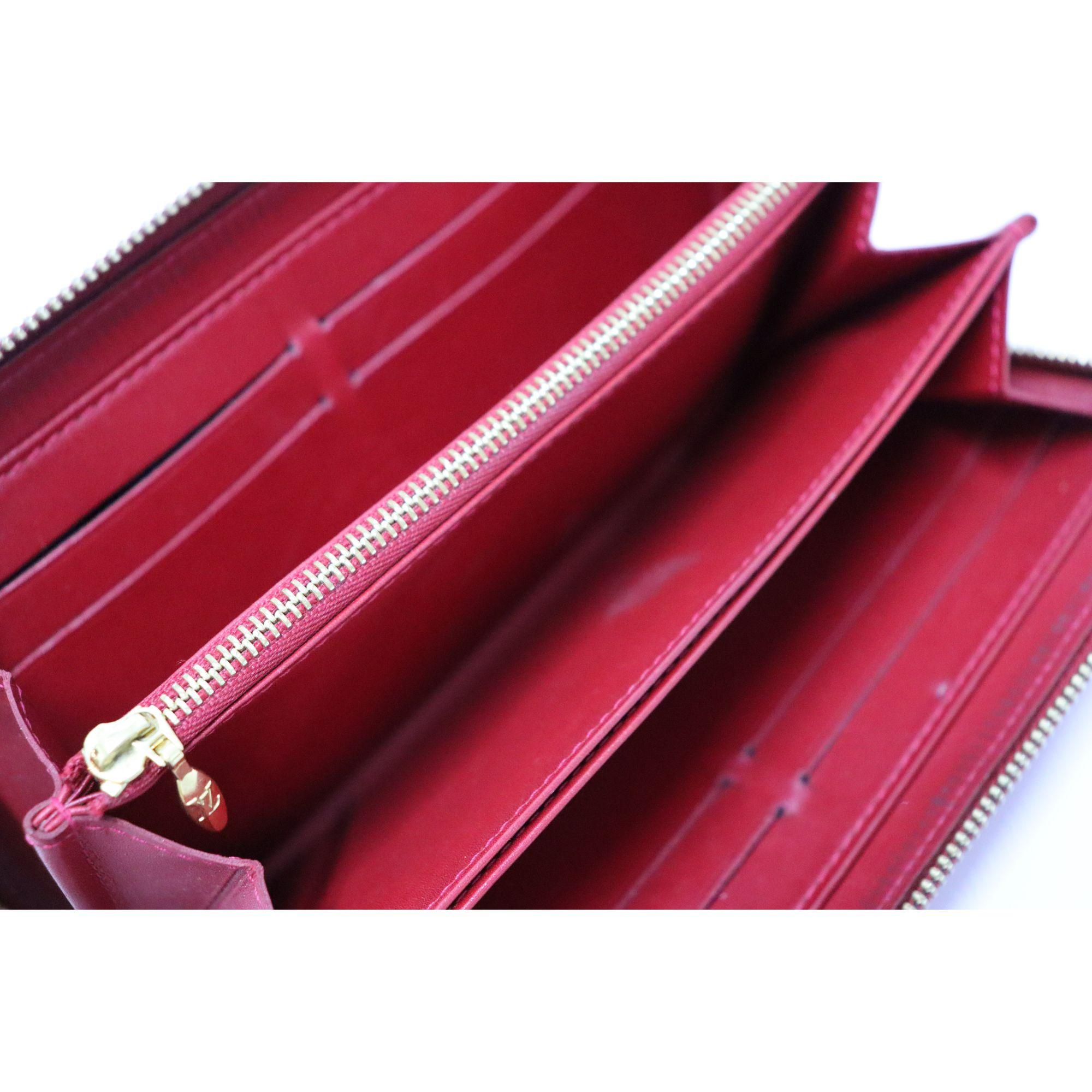 Louis Vuitton - Portefeuille à fermeture éclair Vernis rouge continental en vente 3