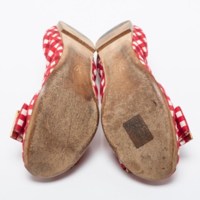 These classy ballet flats reflect the brand's dedication to flawless craftsmanship. They are made to fit snugly and be durable. Get the best of comfortable style with this pair.