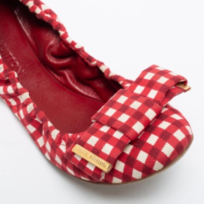 Women's Louis Vuitton Red/White Fabric Scrunch Bow Ballet Flats Size 37.5 For Sale