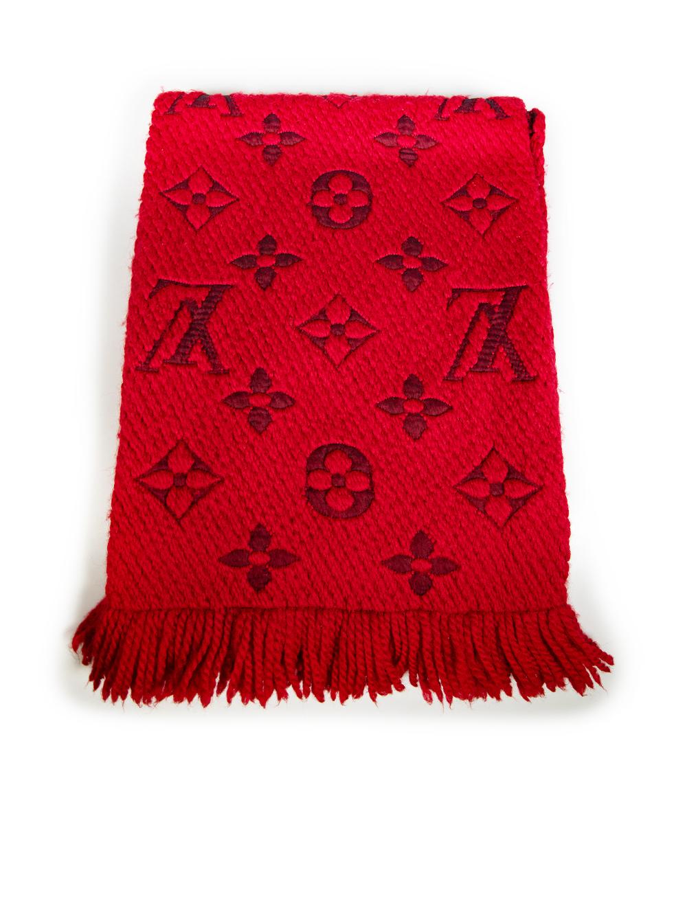 El ESTADO es Muy bueno. El pañuelo presenta un desgaste mínimo. Un desplume en el punto de la parte trasera de este artículo usado de reventa de diseñador Louis Vuitton. Este pañuelo se entrega con su caja original y el comprobante de