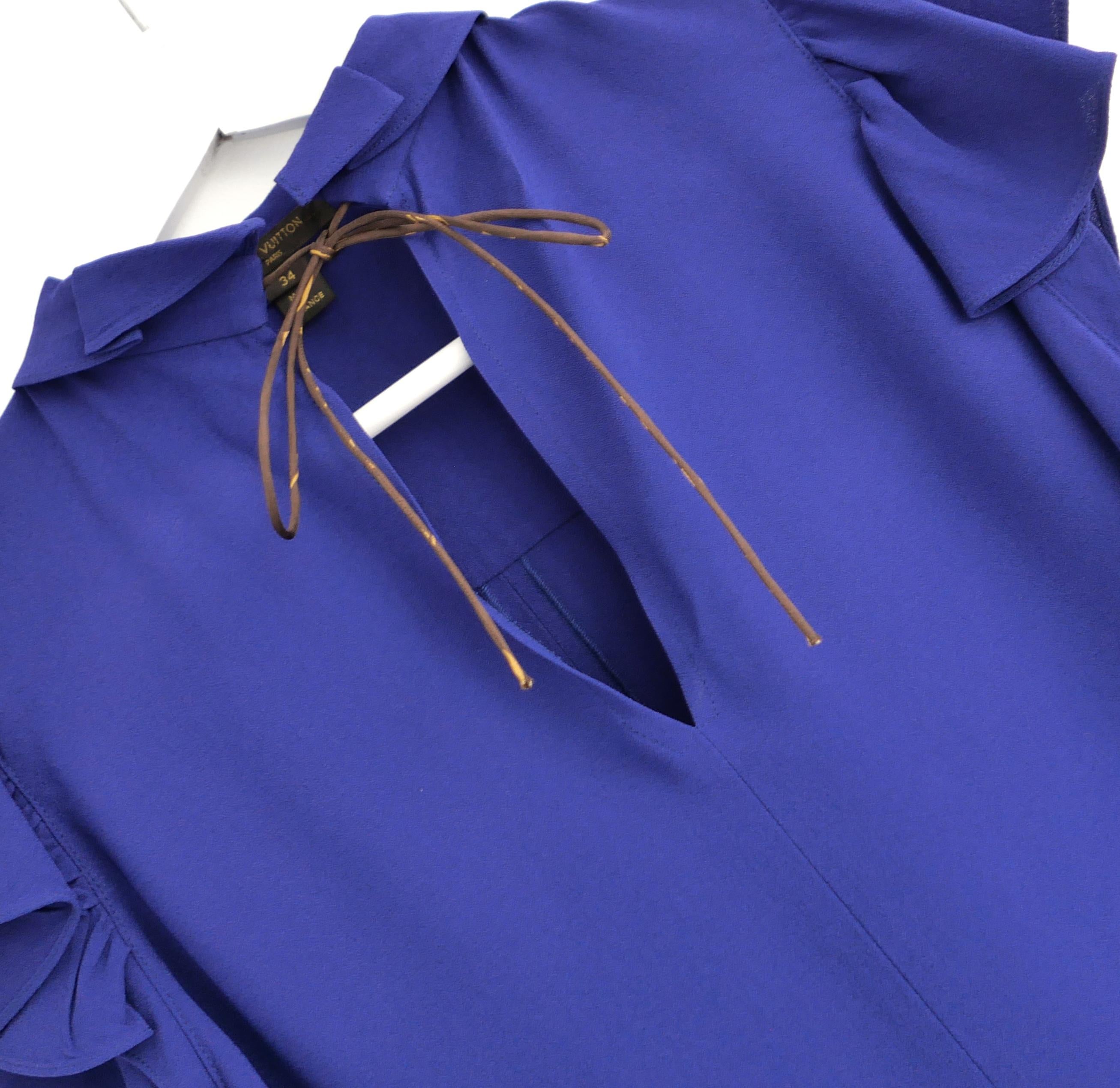 Splendida camicetta viola Louis Vuitton della collezione Collectional 2017 - indossata una volta e lavata a secco di recente. Realizzato in crepe viola ricco di tonalità blu con cravatta in seta con Monogram al collo. Ha maniche a balze, collo alto
