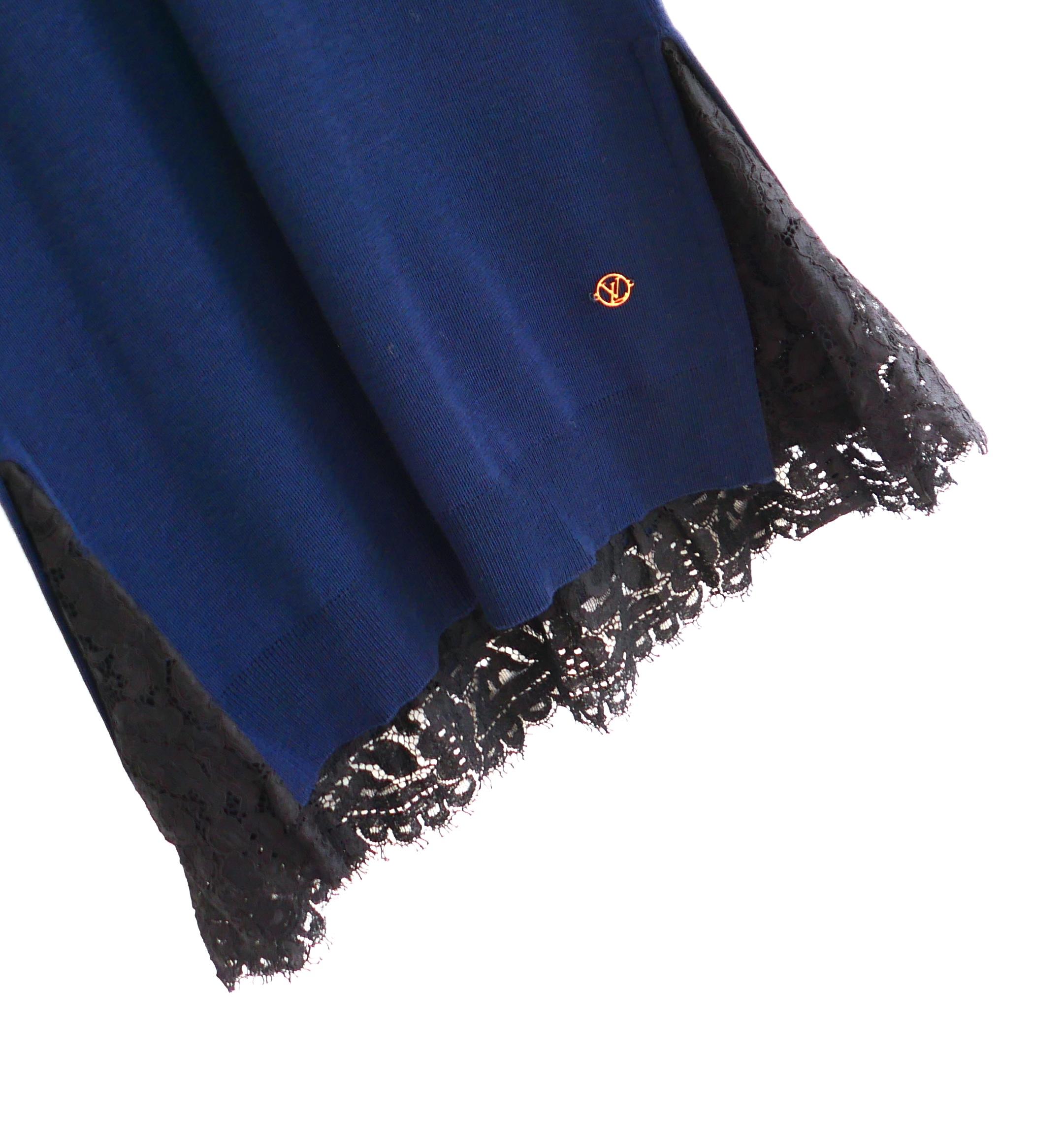 Robe super chic mais décontractée et confortable à porter de la collection Louis Vuitton robe pull à ourlet en dentelle. Issue de la collection Resort 2018 et neuve avec étiquettes/fil de rechange. Confectionné en laine bleu marine merveilleusement