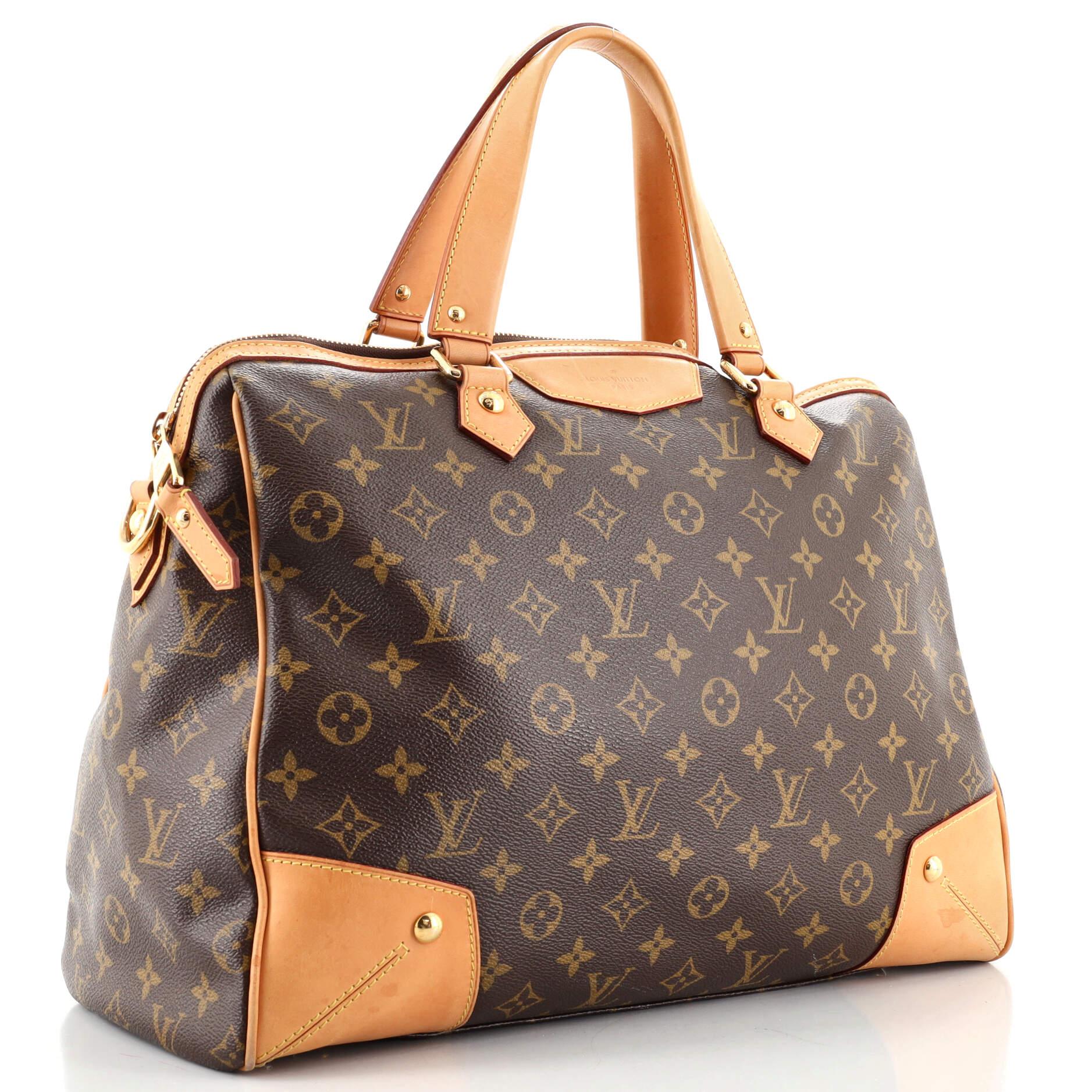 État : très bon. Froissement à l'extérieur, filigranes et usure sur les garnitures en cuir, les poignées et la sangle. Marques de stylo à l'intérieur, éraflures et décoloration sur le matériel.
Accessoires : Avec courroie
Mesures : Poignée tombante