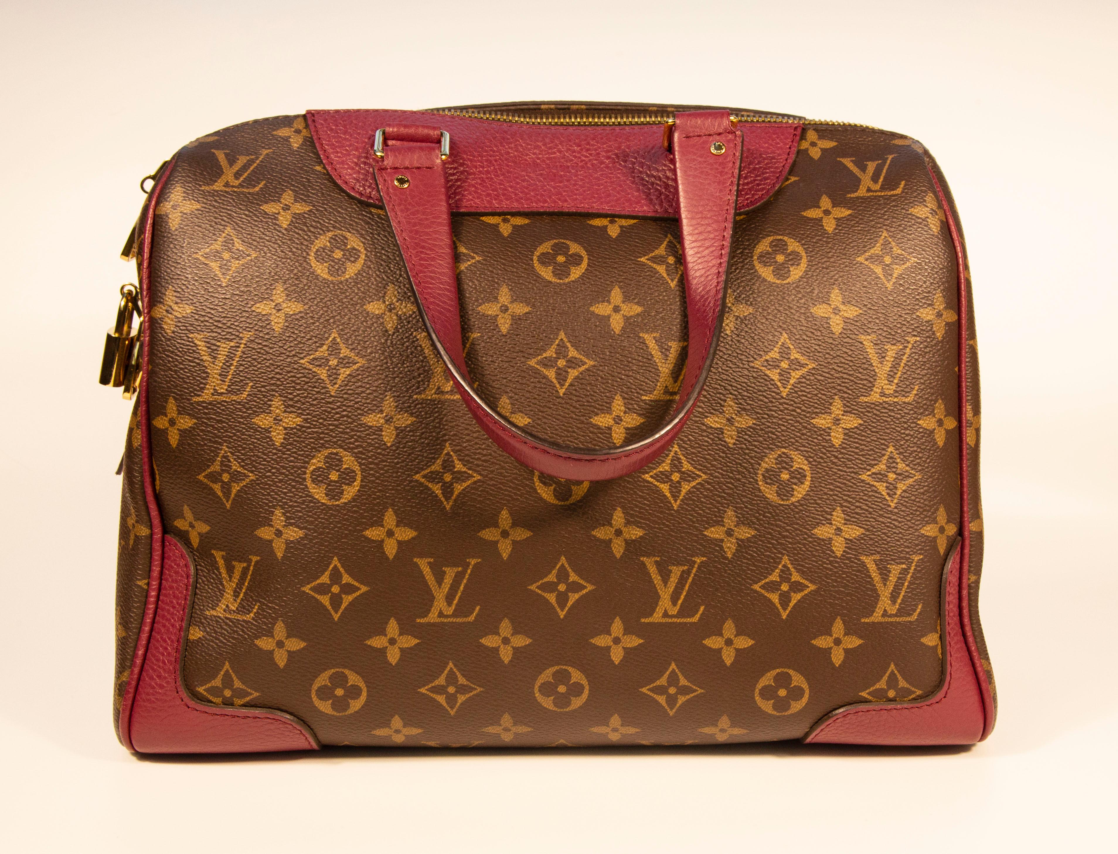 Louis Vuitton Retiro NM Monogram Canvas 2-Wege-Umhängetasche. Die Tasche besteht aus braunem Canvas mit Monogrammen, burgunderrotem Leder und goldfarbenen Beschlägen. Der Innenraum ist mit bordeauxfarbenem Stoff ausgekleidet und verfügt neben dem