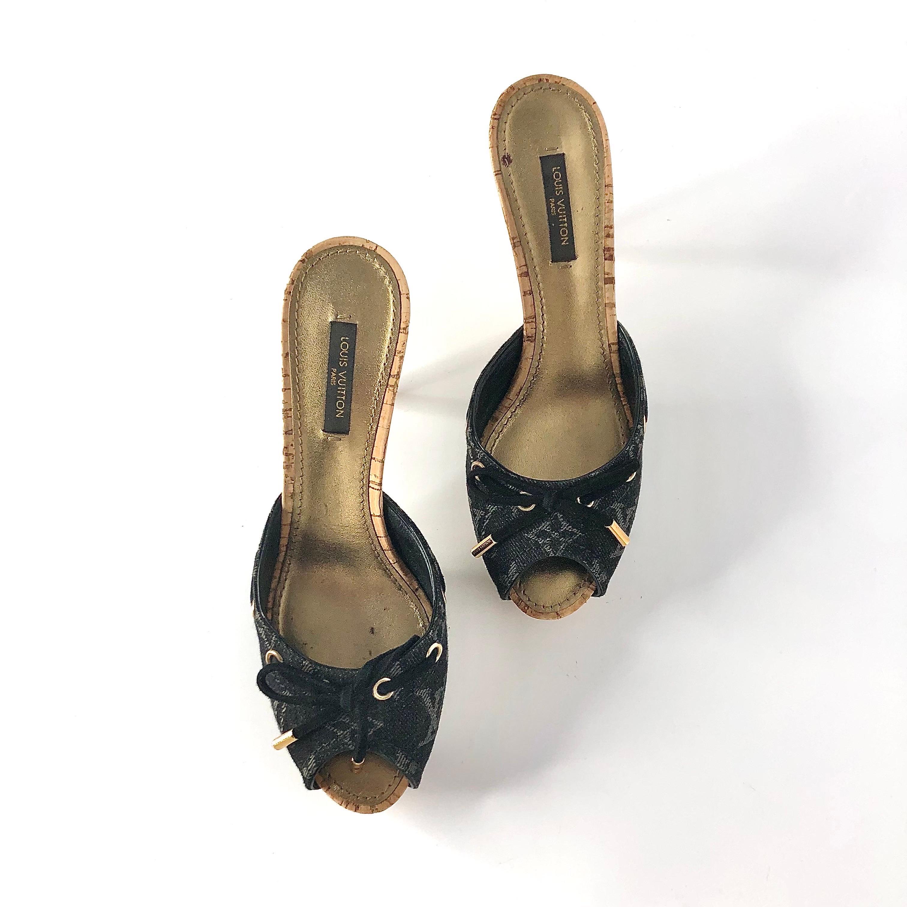 Louis Vuitton Retro Vintage Monogram Denim Pantoletten
Farbe Multi
Größe 36.5EU
Obermaterial aus Leder und Wildleder
Ledersohle
LV Monogram vamp
Schleife aus Wildleder mit goldfarbenen Ösen mit Logoprägung
Mittelhoher Absatz
Normale Gebrauchsspuren,