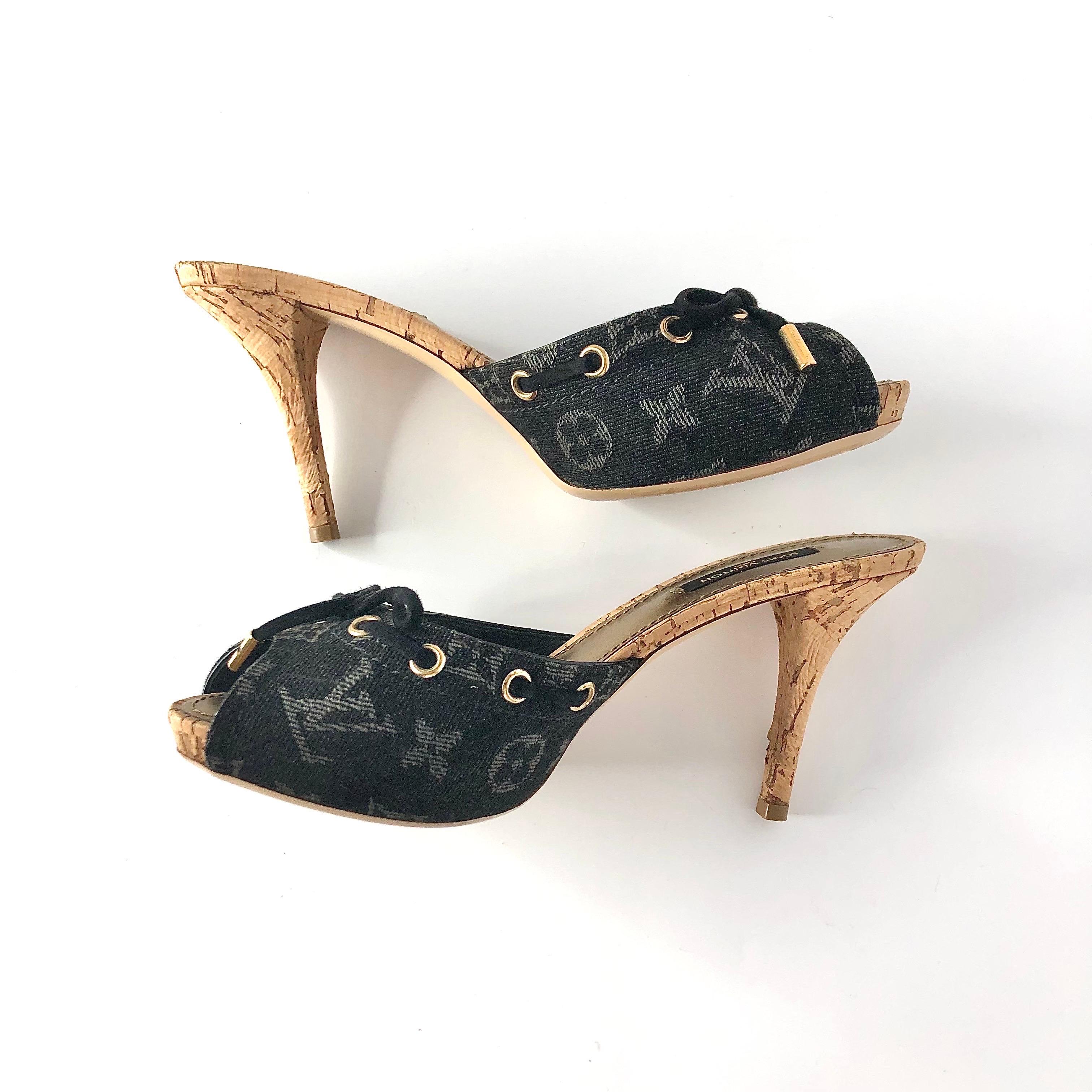 Louis Vuitton Retro Vintage Monogram Bow Denim Pantoletten Sandalen 36.5 im Angebot 1