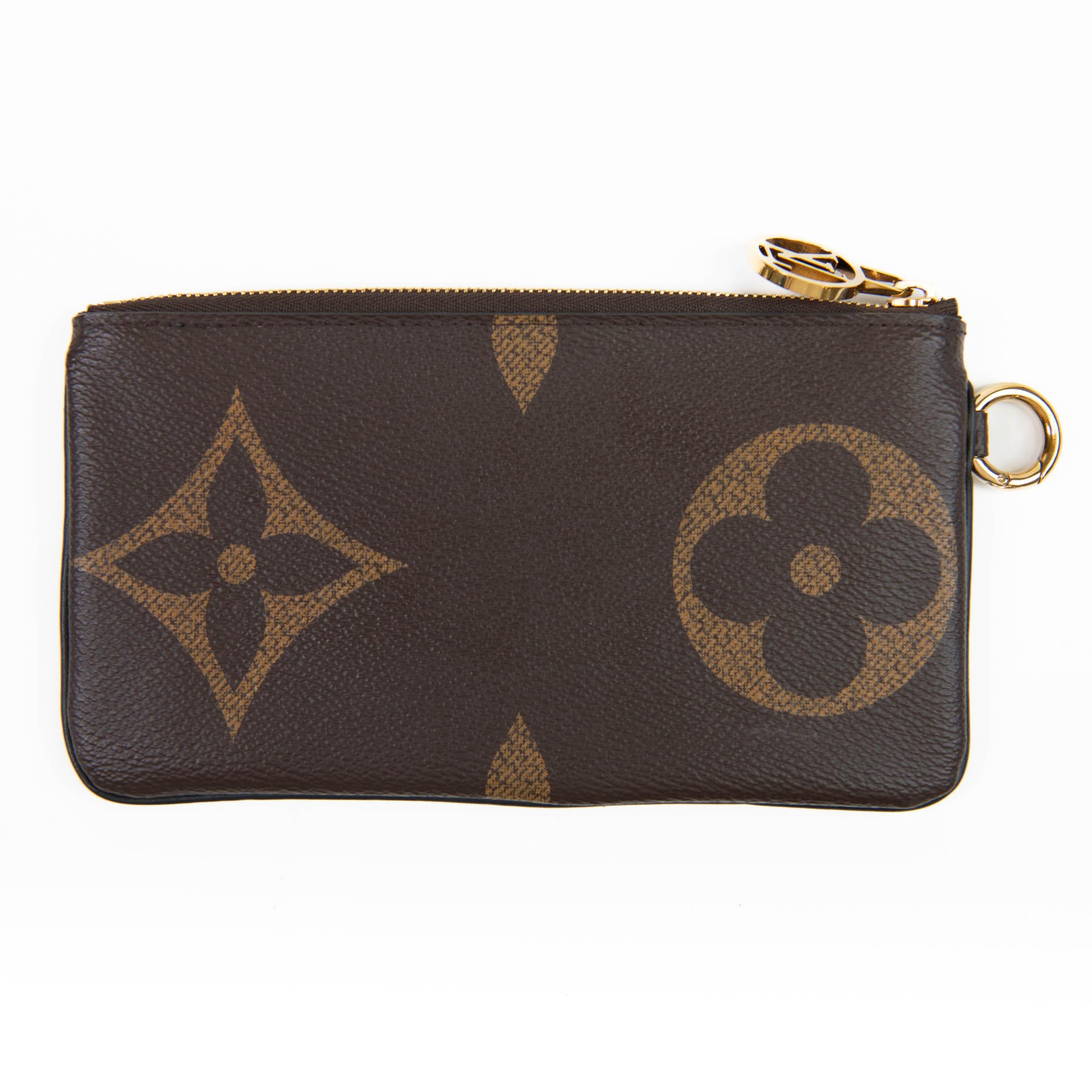 100% Authentic

This chic pouch is crafted of coated canvas in brown. The pouch features gold hardware and a top zipper that opens to a cross-grain black leather interior.

Base length: 7.50 in

Height: 4.00 in

Excellent Condition

Comes with Box