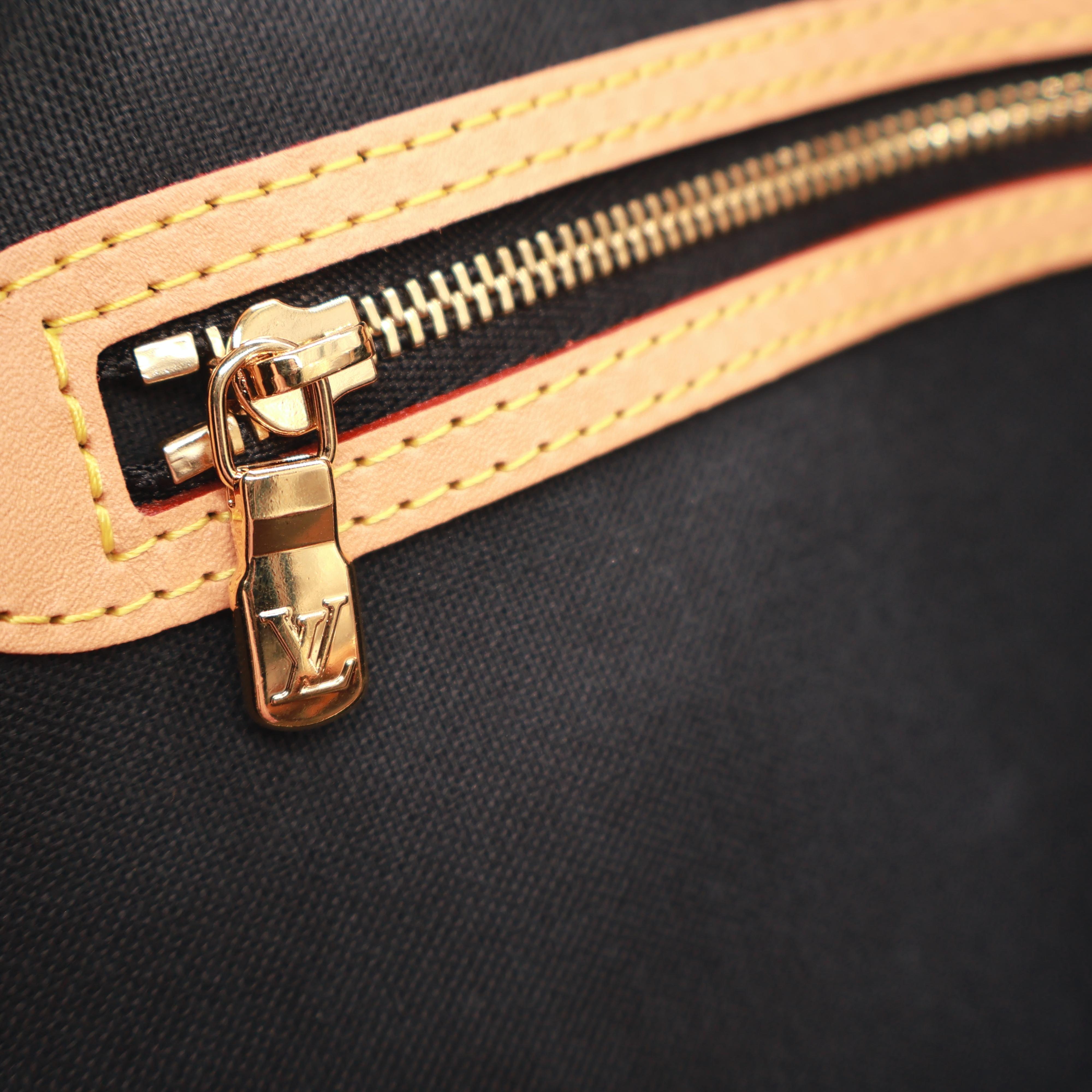 Louis Vuitton Reverse Giant Monogram Speedy Bandoulière 30 Shoulder Bag, 2019 For Sale 7