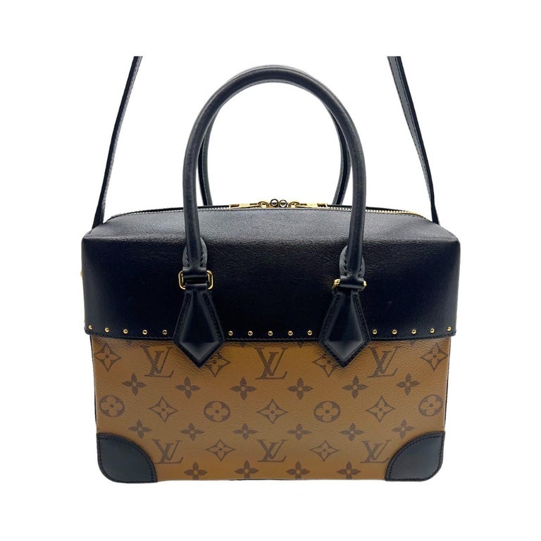 We are offering this beautiful Louis Vuitton Reverse Monogram City Malle MM. Manufactured in the 9th week of 2018 in France, this handbag was exquisitely crafted of a reverse-themed Louis Vuitton monogram coated canvas with a brass hardware zipper