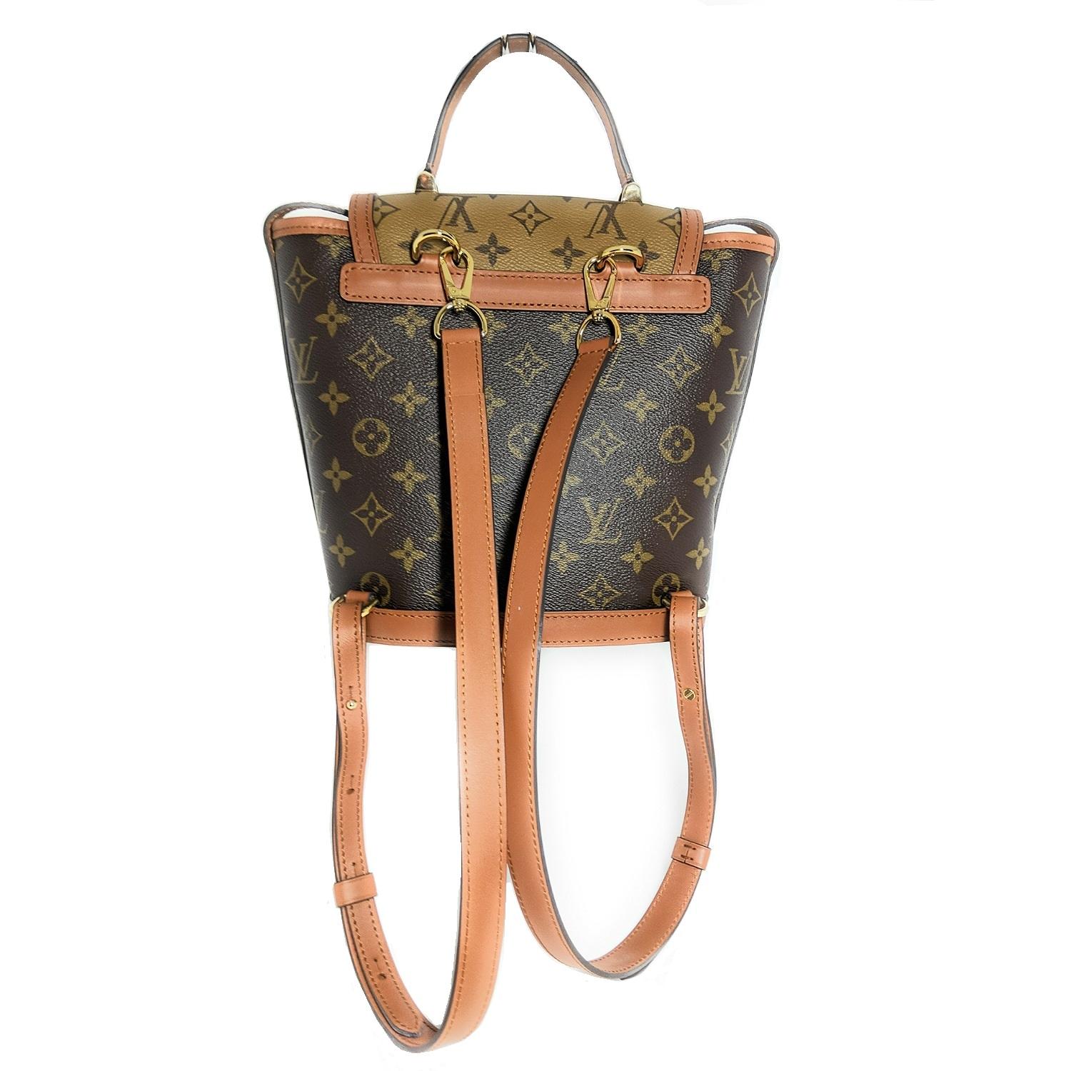 Questa elegante borsa a tracolla è realizzata in tela rivestita con monogram e reverse monogram di Louis Vuitton. La borsa presenta un manico superiore in pelle marrone mou, spallacci e finiture regolabili in tinta e una patta frontale con chiusura