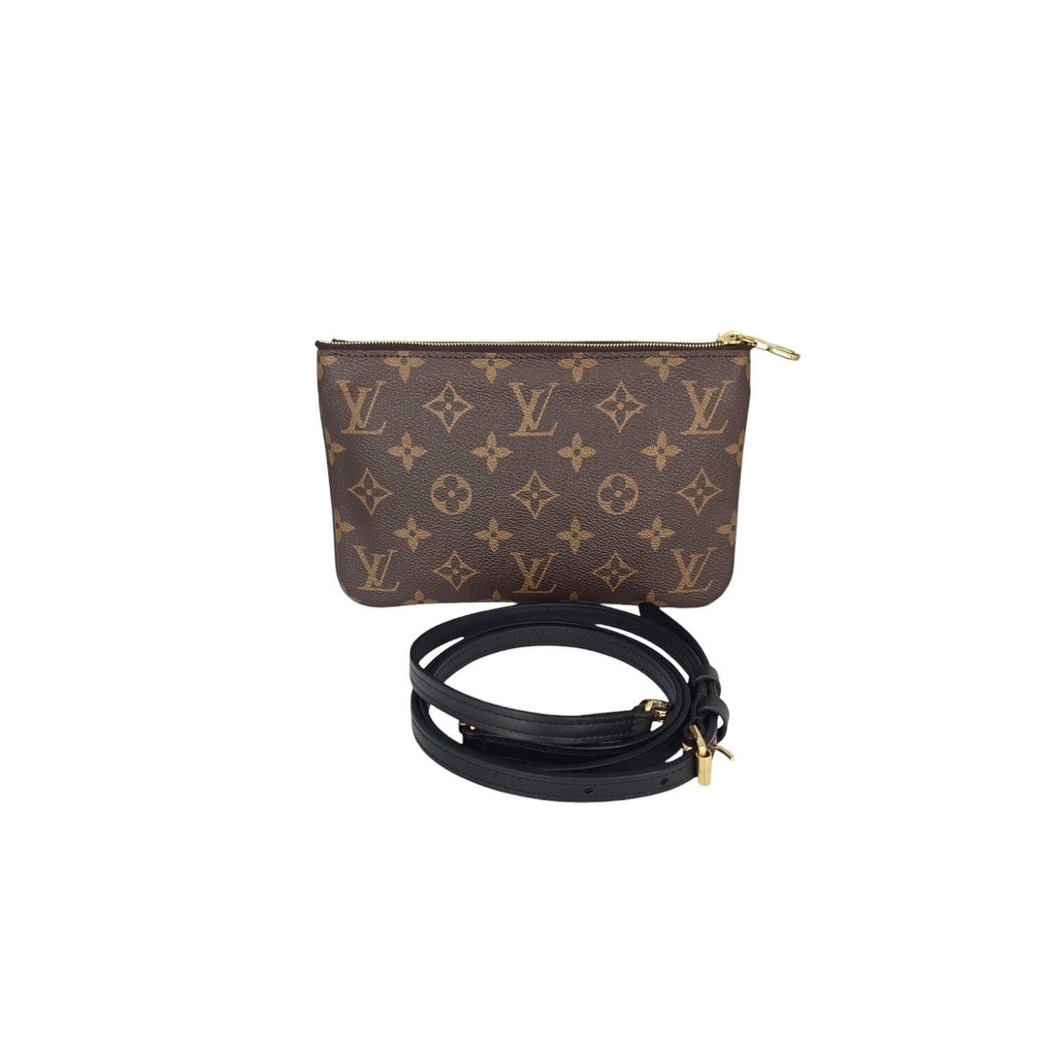 The Louis Vuitton Reverse Monogram Giant Double Zip Pochette is the perfect accessory for the modern fashionista. Crafted from high-quality monogram and reverse monogram coated canvas, this stylish pochette features a black leather trim and an