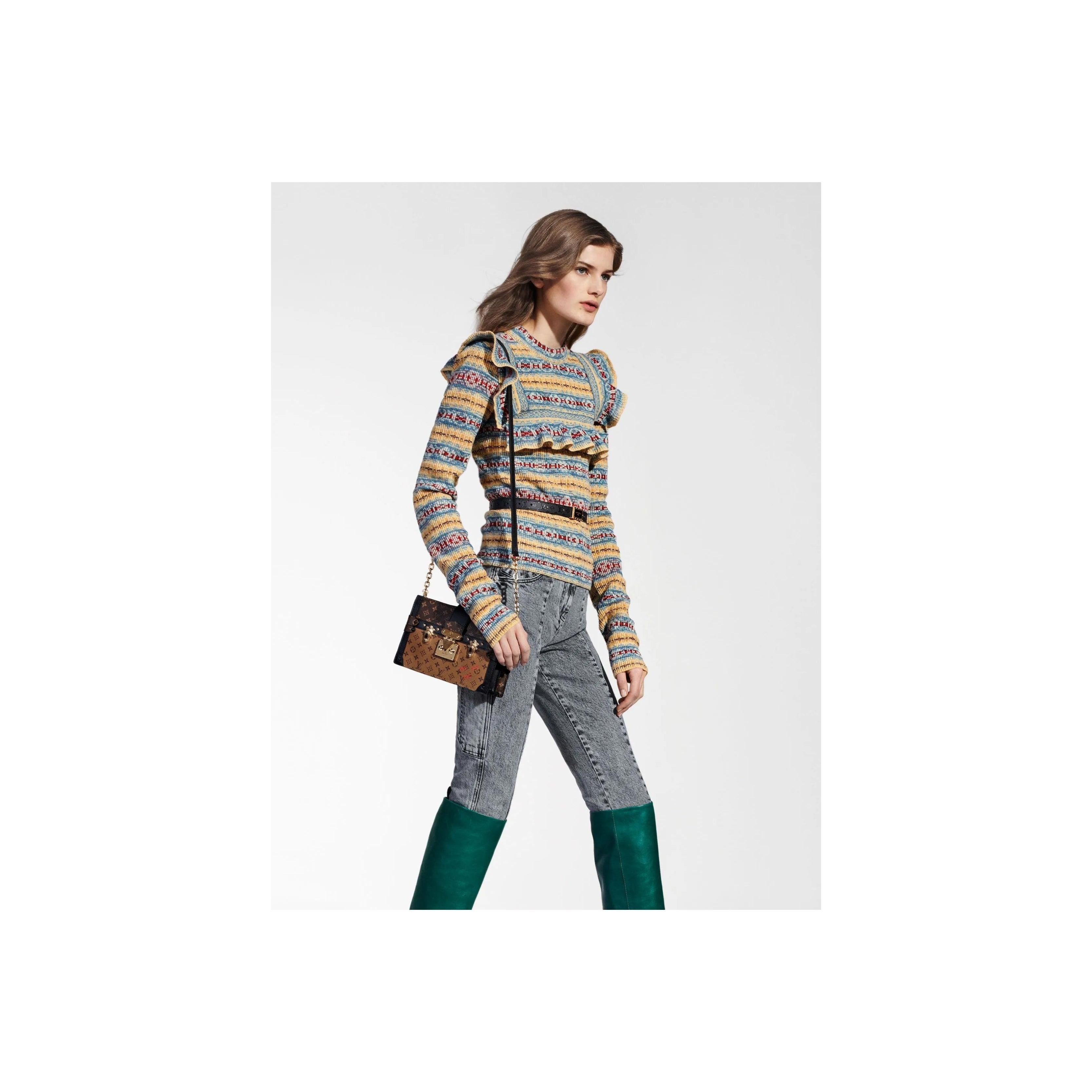 Porta con te un pezzo di lusso con la pochette Reverse Monogram Trunk di Louis Vuitton. Questa elegante pochette, ispirata all'iconico baule Petit Malle, è elegante e pratica grazie alla sua tracolla. Realizzato in tela Monogram inversa, è