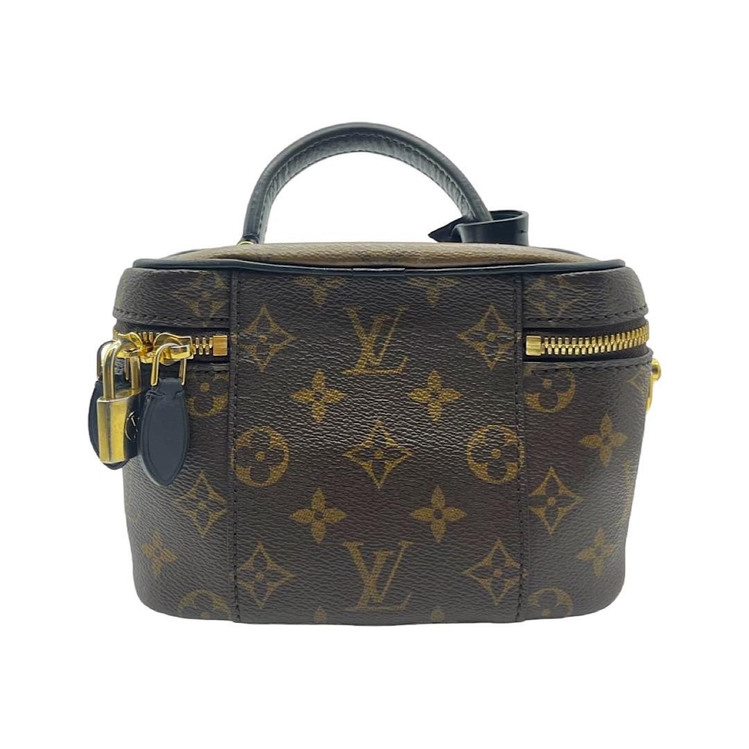 For Spring-Summer 2020, Nicolas Ghesquière has dreamed up a modern-day ode to Louis Vuitton’s travel heritage: an update of the Nice vanity kit as a trendy city bag in the classic Louis Vuitton Monogram and Monogram Reverse canvas. Lightweight,