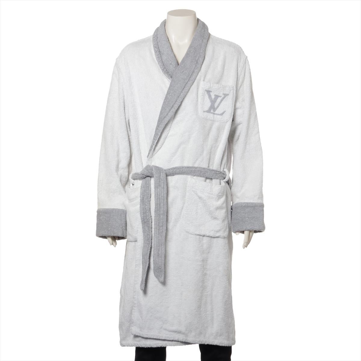 *ships about 12/11

The Louis Vuitton Reversible Cotton Bathrobe in Gray x White is a luxurious and comfortable piece that brings elegance to your relaxation routine. Made from soft, high-quality cotton, the bathrobe features a reversible design