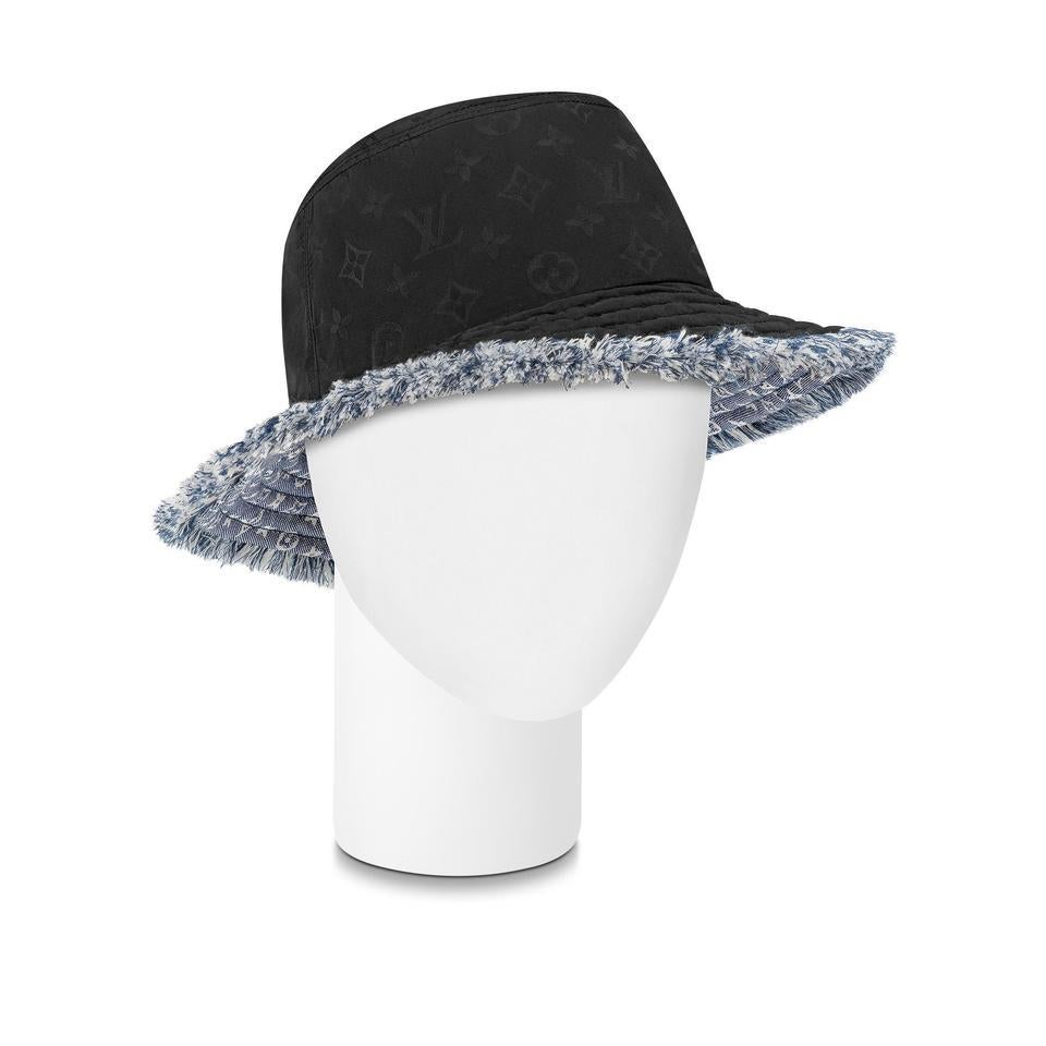 Louis Vuitton  Chapeau de pêcheur Bobbygram réversible en jean avec monogramme et cape en vente 6