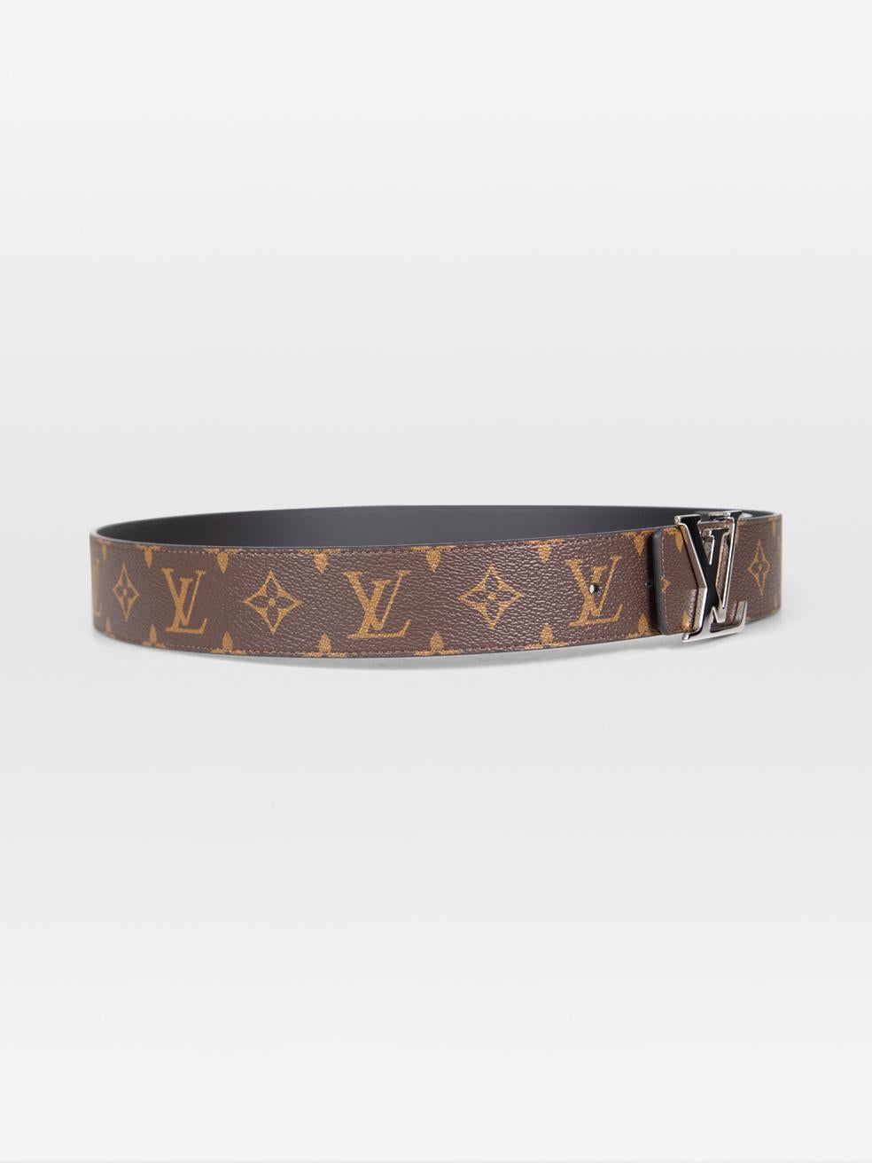 CONDITION is Very good. Minimal wear to the belt is evident. Marks on the black side of the belt towards the holes on this used Louis Vuitton designer resale item. This belt comes in the original dust bag.
 
 Details
 
 
 Model: Initiales
 
