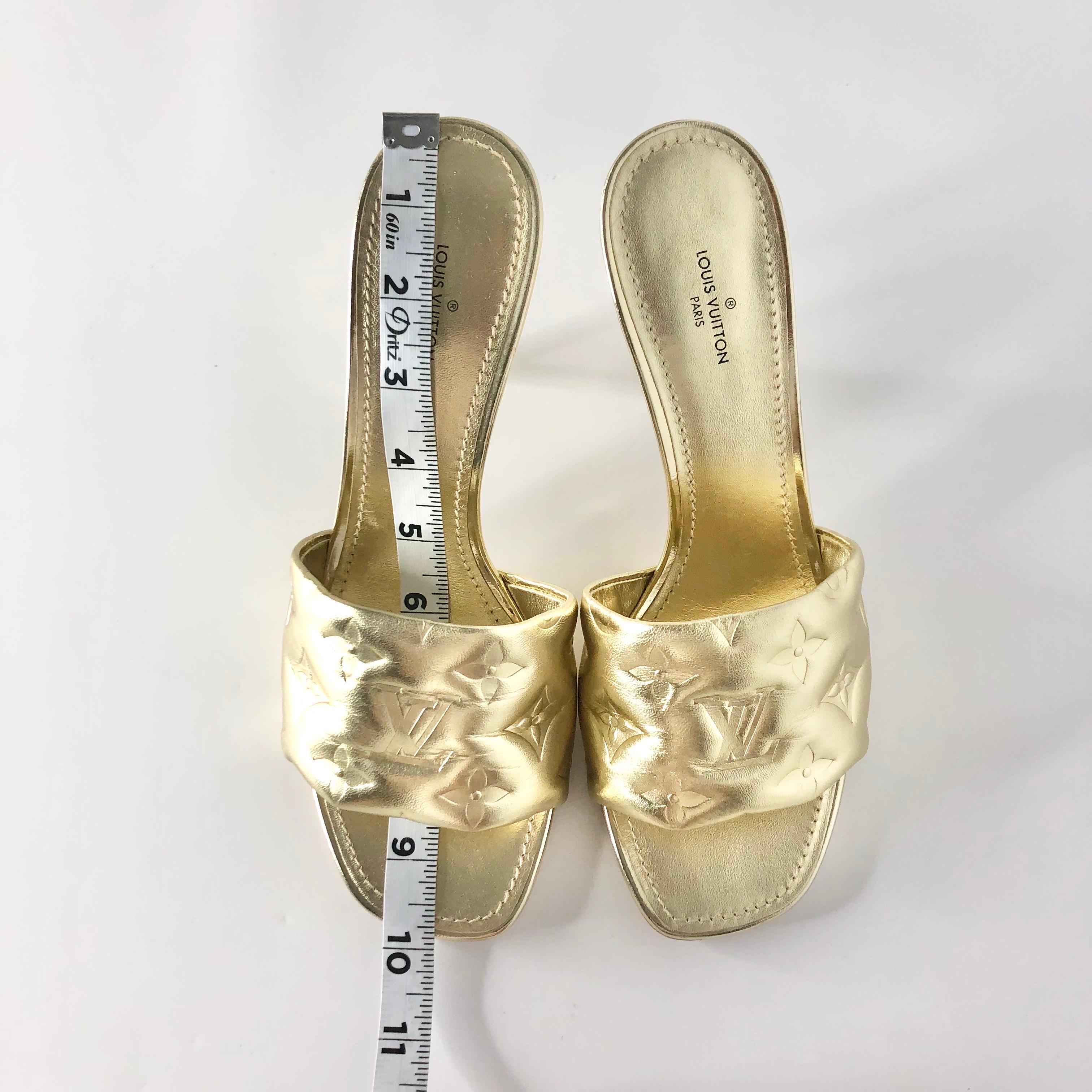 Louis Vuitton Revival Monogram Emboss Gold Pelle Heeled Mules Sandali 38.5 in vendita 6